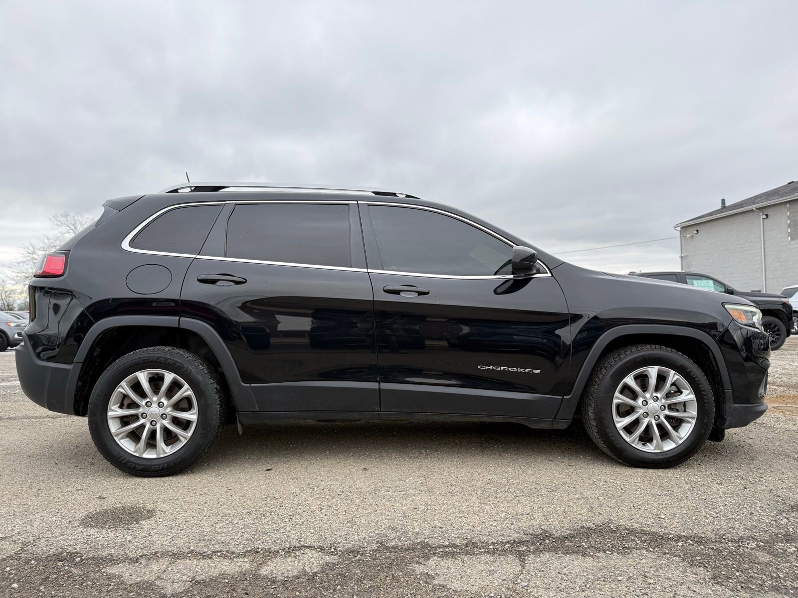 Used 2019 Jeep Cherokee Latitude w/ Popular Appearance Group image 8