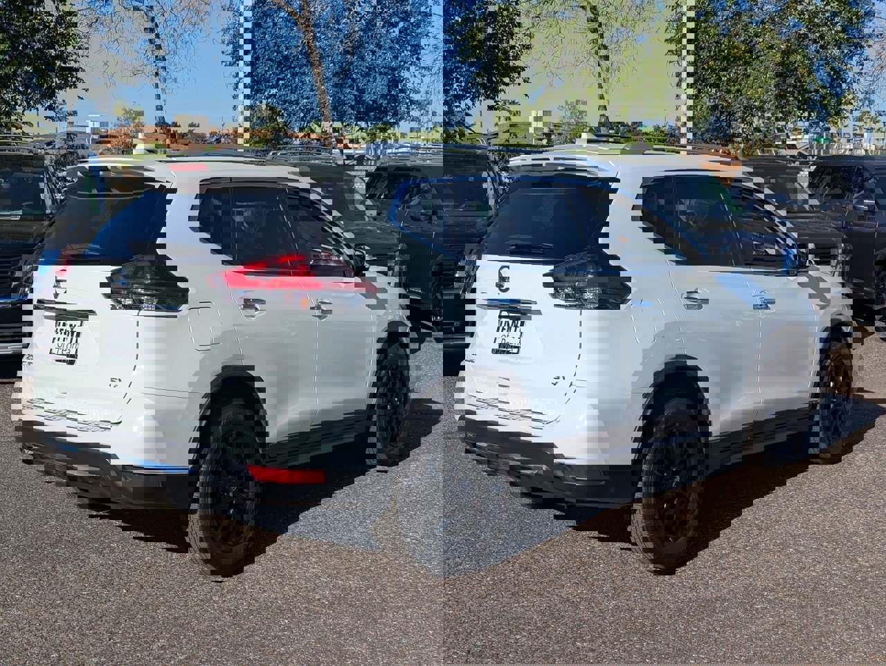 Used 2018 Nissan Rogue SV image 8