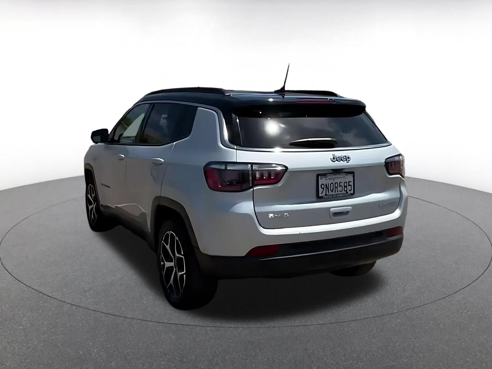 Used 2025 Jeep Compass Limited AWD/4WD image 12