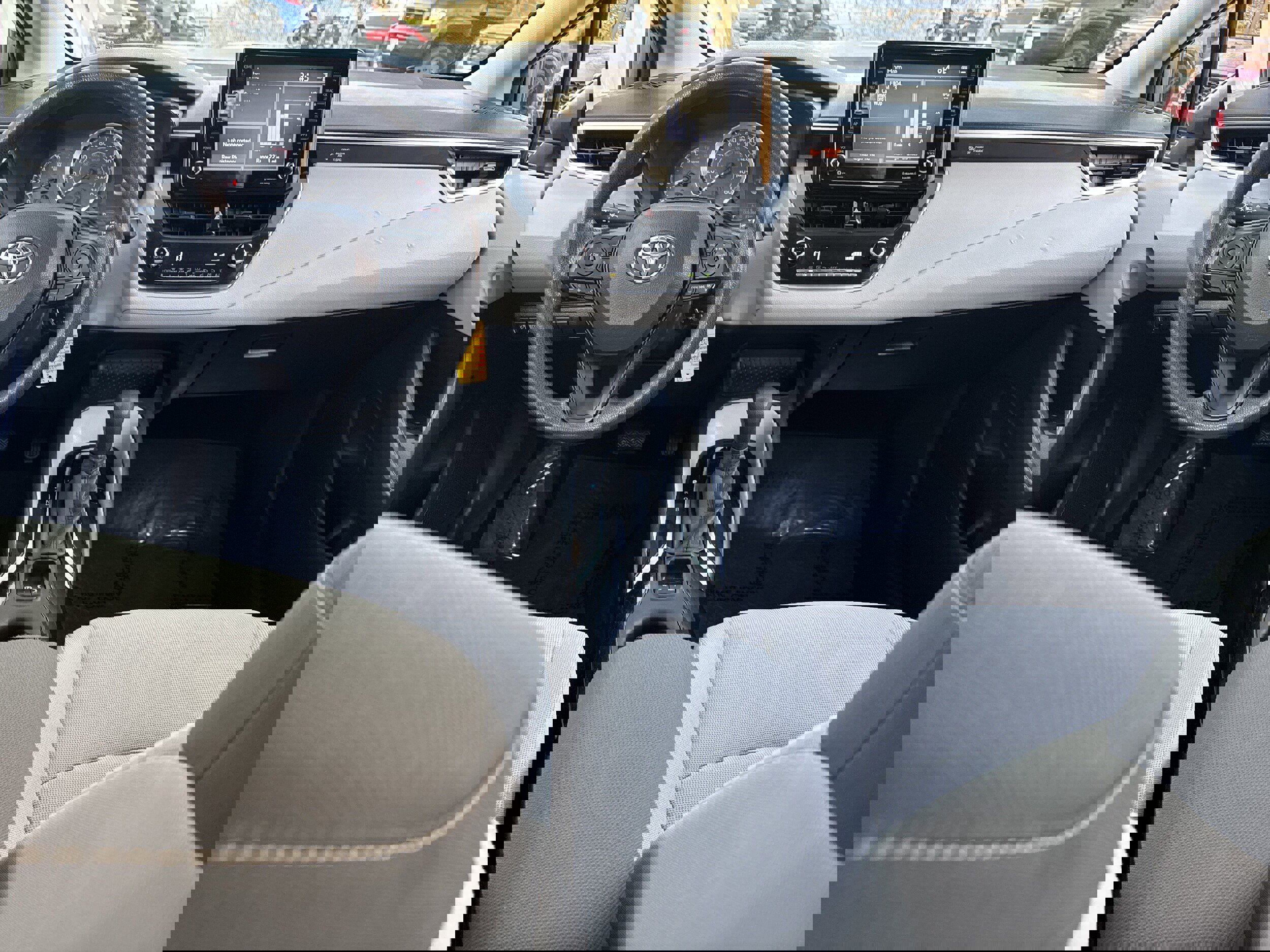 Used 2022 Toyota Corolla LE image 11