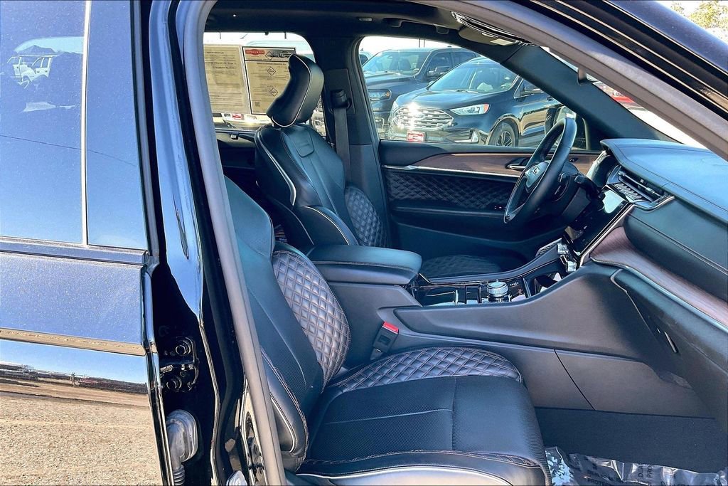 Used 2022 Jeep Grand Cherokee Summit w/ Luxury Tech Group V image 30