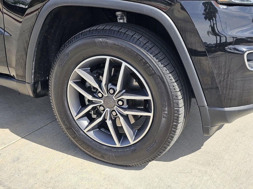 Used 2020 Jeep Grand Cherokee Laredo w/ 18" Wheel & 8.4" Radio Group image 8