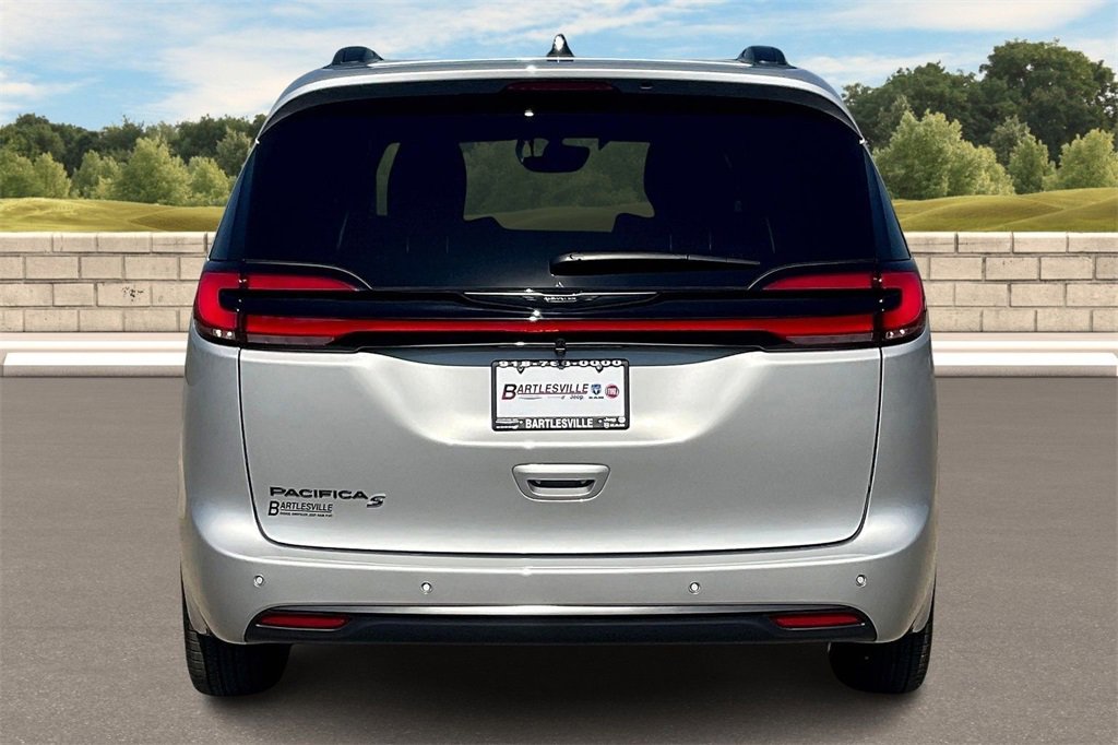 New 2026 Chrysler Pacifica Select image 4