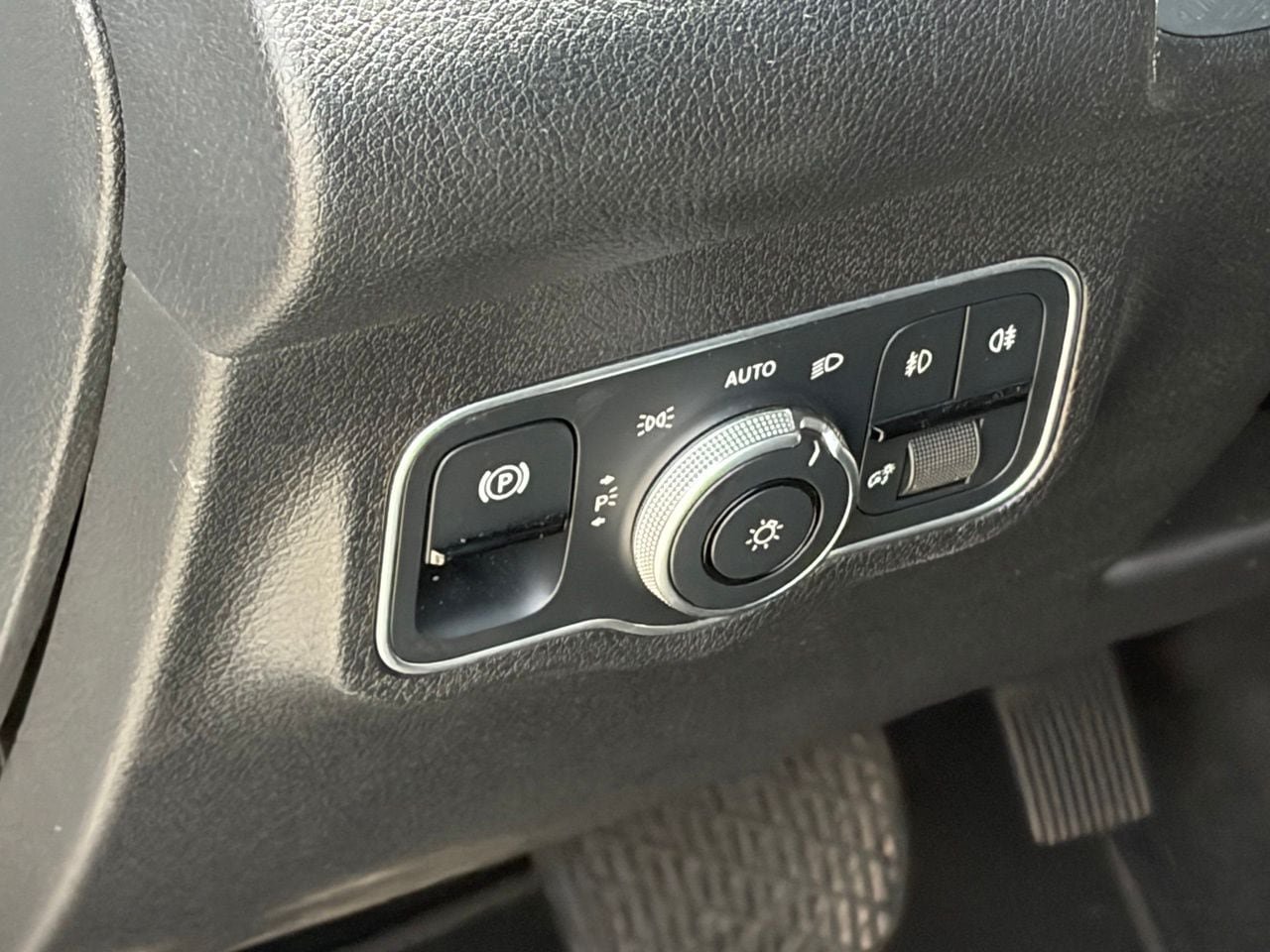 Used 2025 Mercedes-Benz GLB 250 image 6