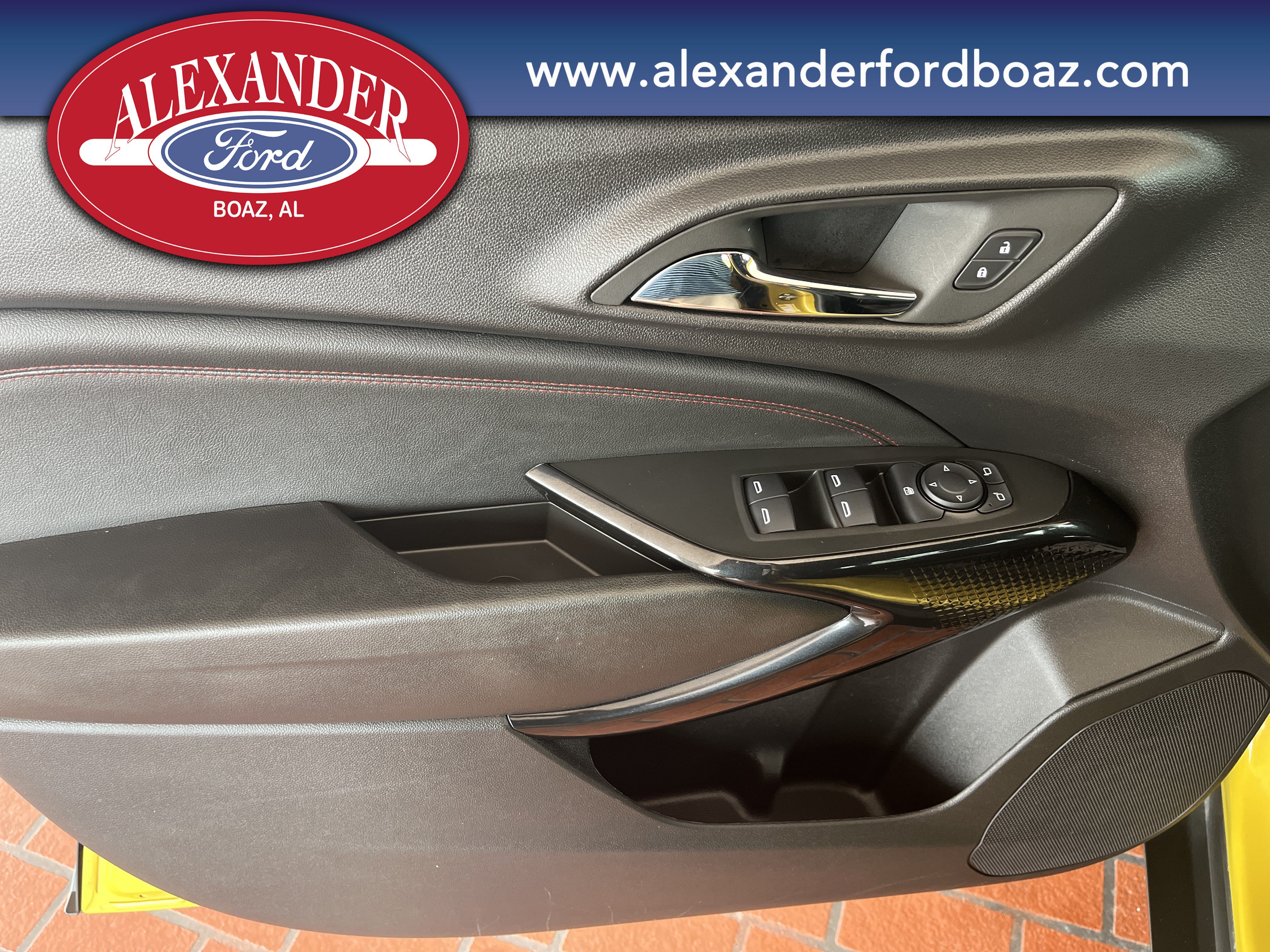 Used 2025 Chevrolet Trax RS w/ Sunroof Package FWD image 9