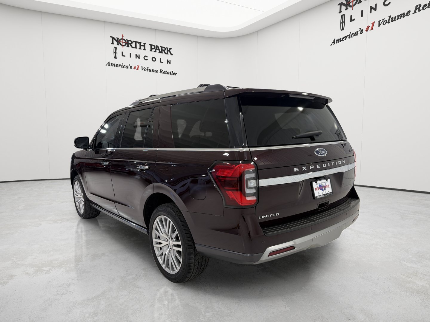 Used 2024 Ford Expedition Limited AWD/4WD image 3
