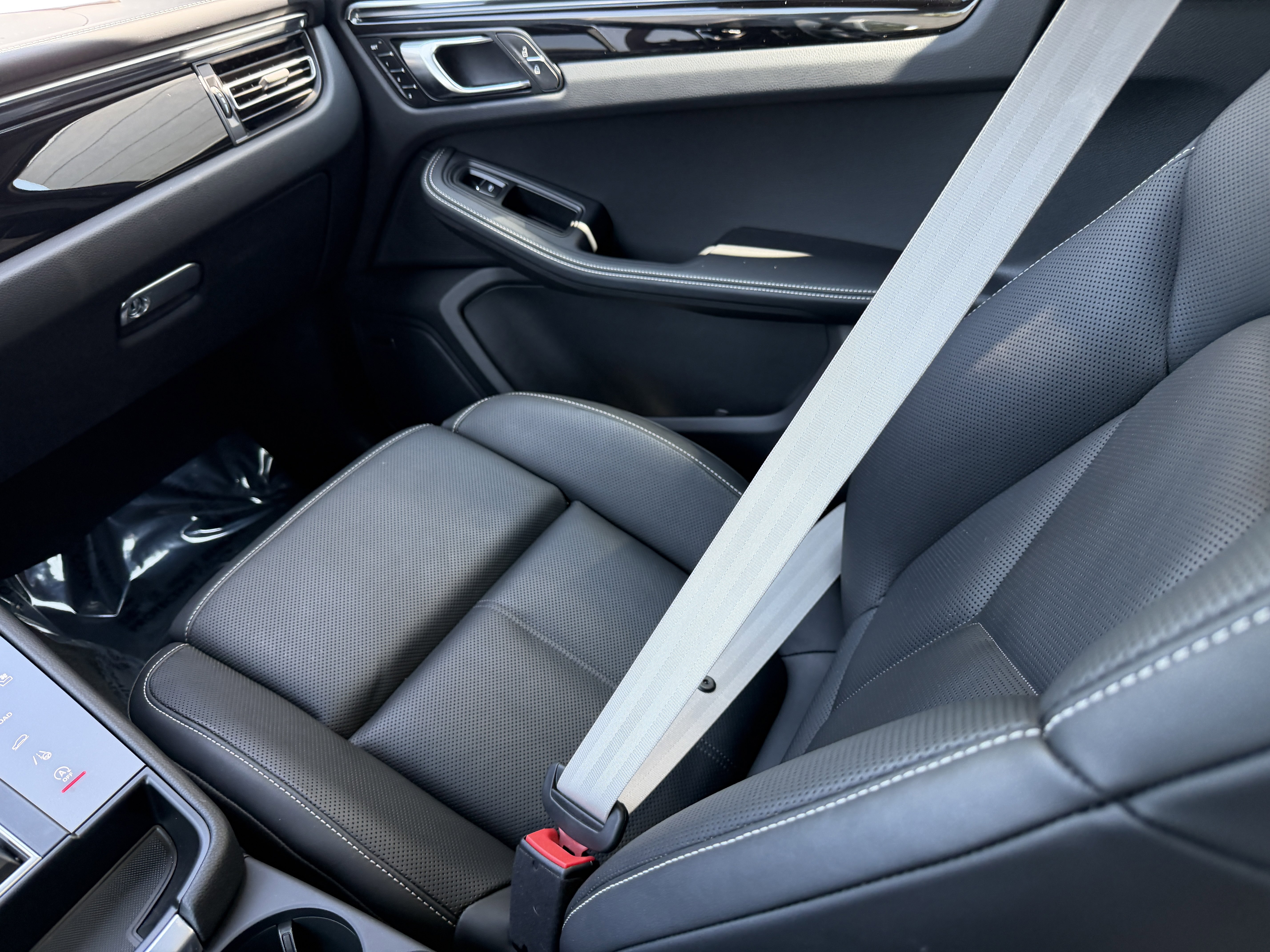 Certified 2025 Porsche Macan AWD/4WD image 20