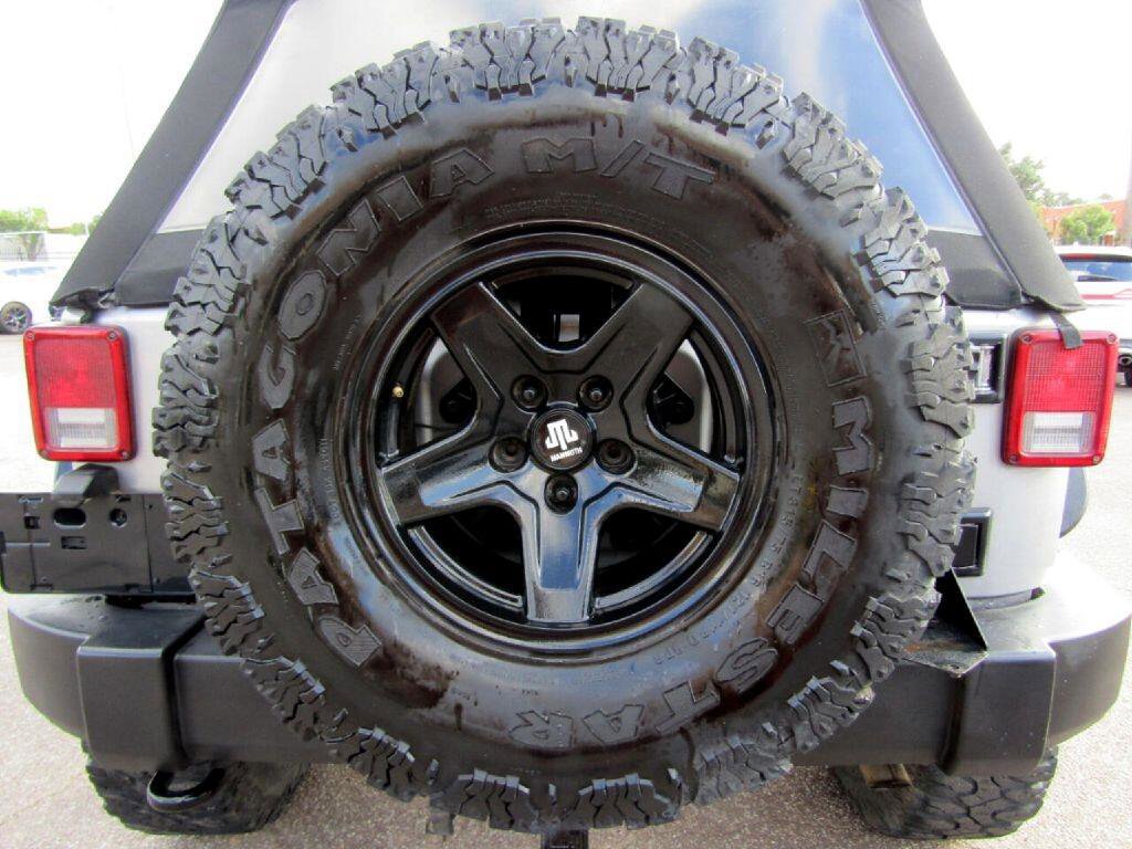 Used 2017 Jeep Wrangler Unlimited Rubicon w/ Connectivity Group image 9