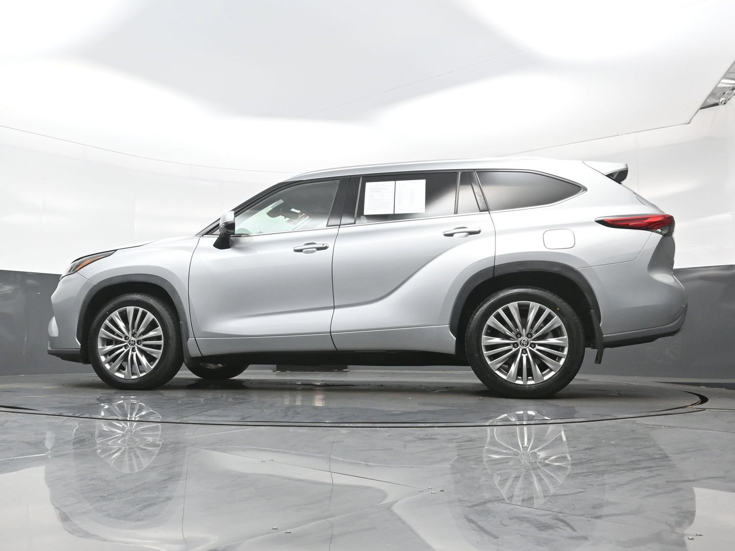 Used 2023 Toyota Highlander Platinum AWD/4WD image 31