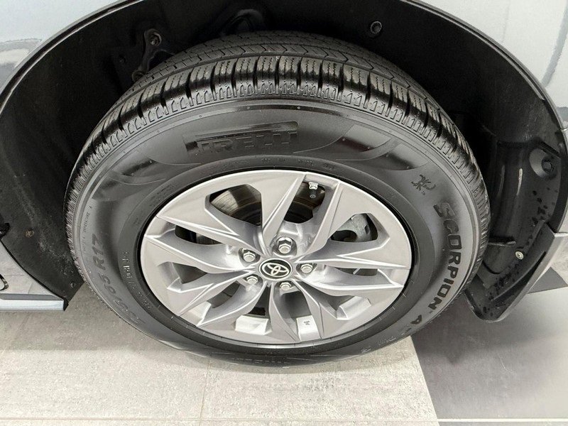 Used 2025 Toyota Sienna LE image 5