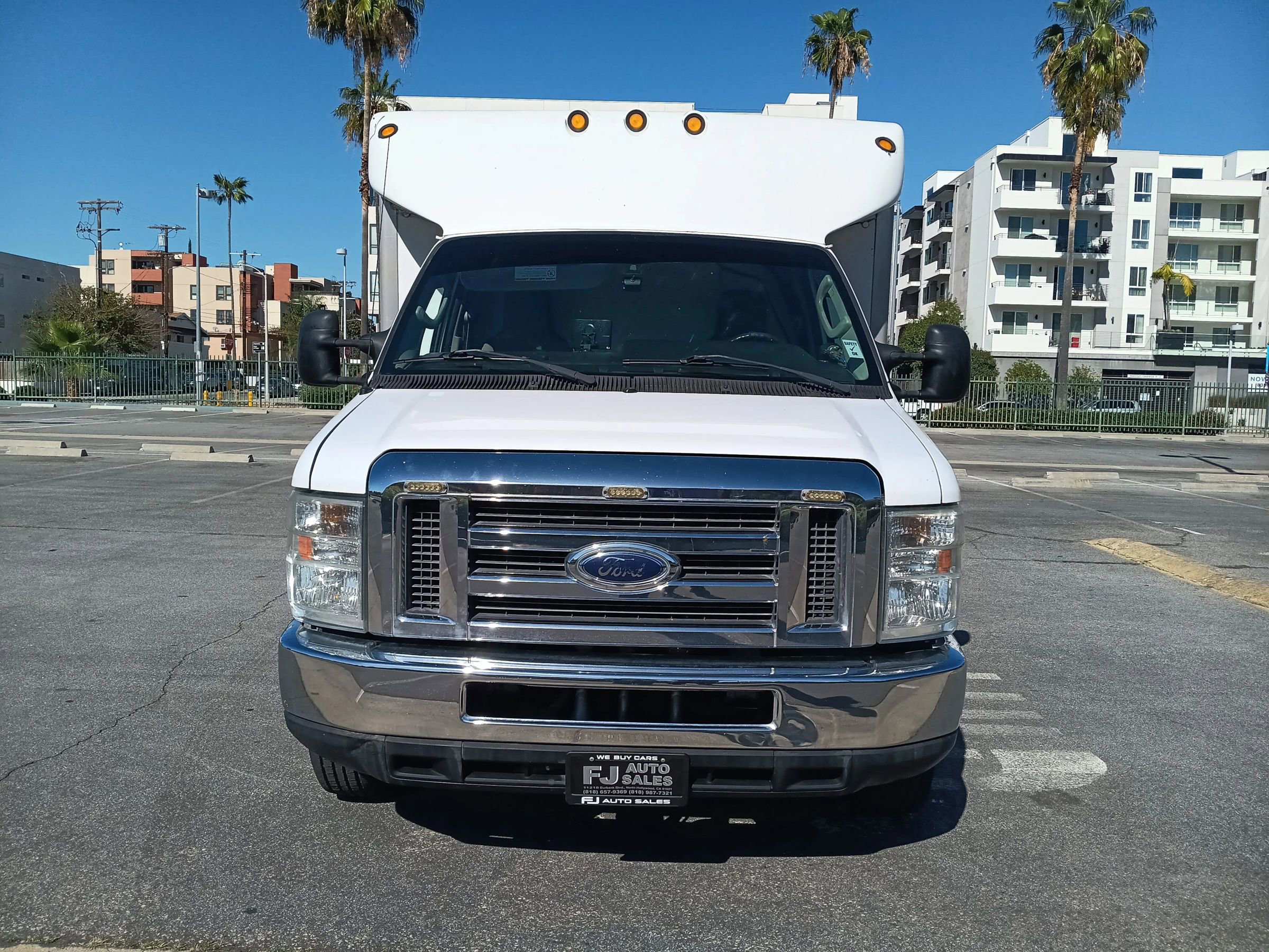 Used 2013 Ford E-450 and Econoline 450 Super Duty w/ Interior Upgrade Pkg RWD image 2