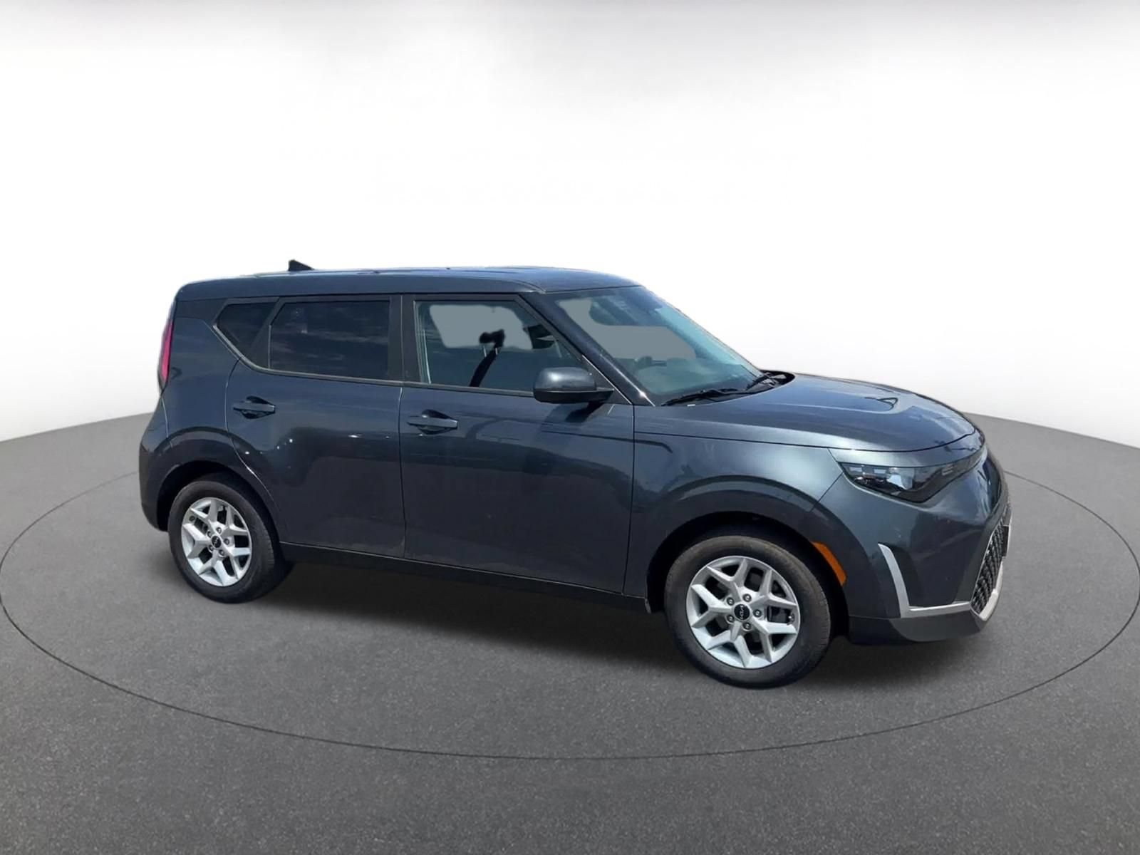 Used 2025 Kia Soul LX w/ LX Technology Package FWD image 2