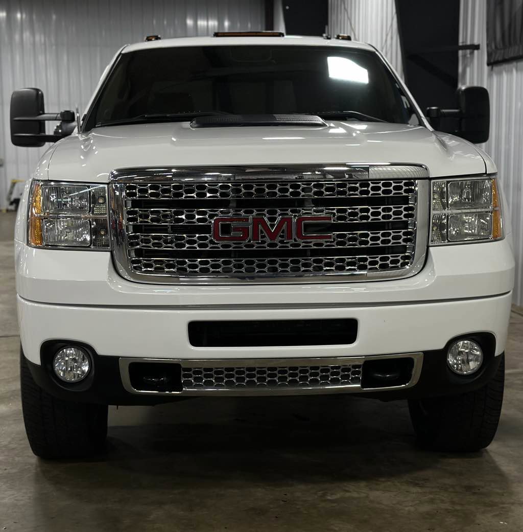 Used 2014 GMC Sierra 2500 Denali w/ Suspension Package, Off-Road image 3