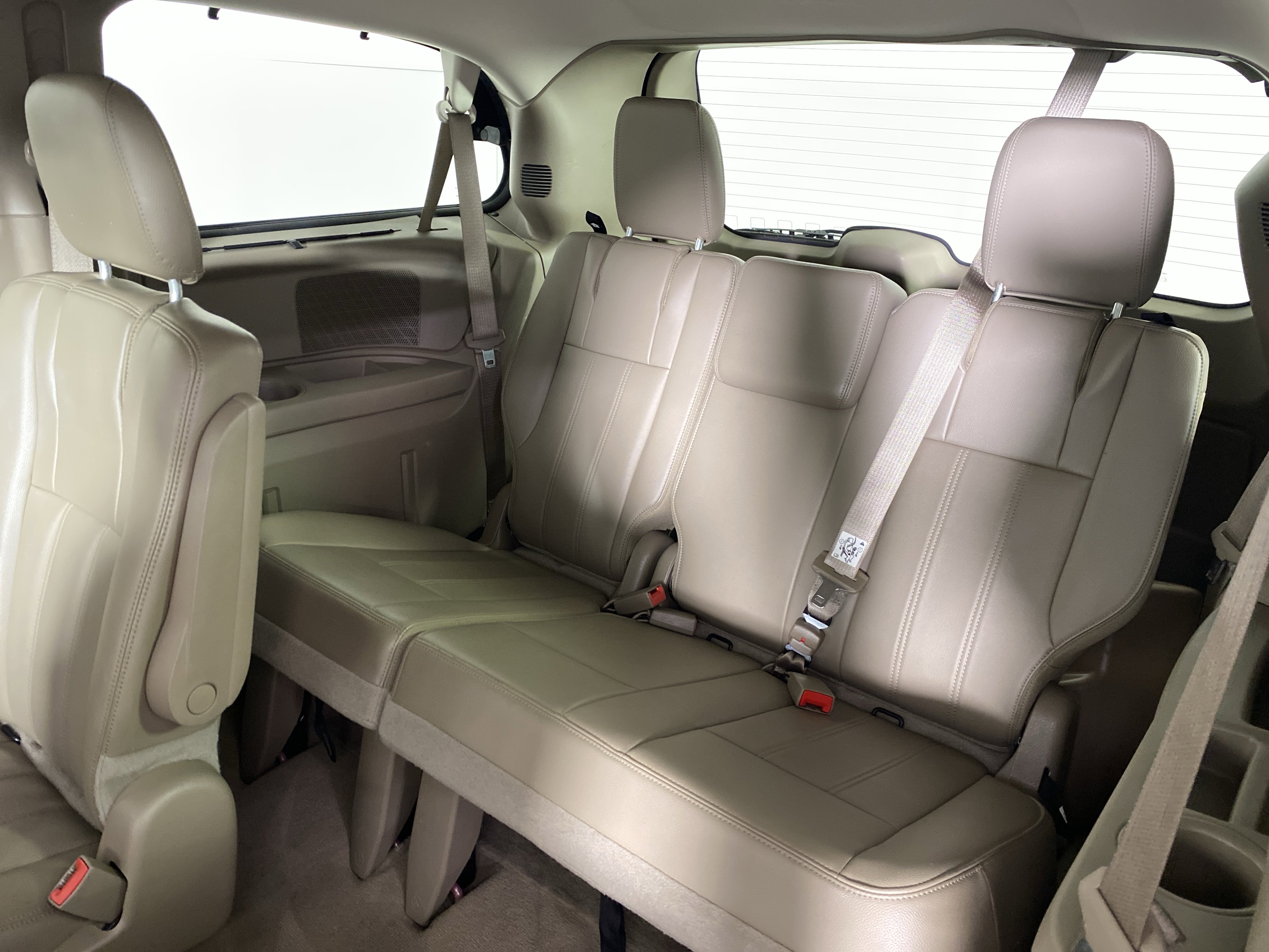 Used 2014 Chrysler Town & Country Touring FWD image 32