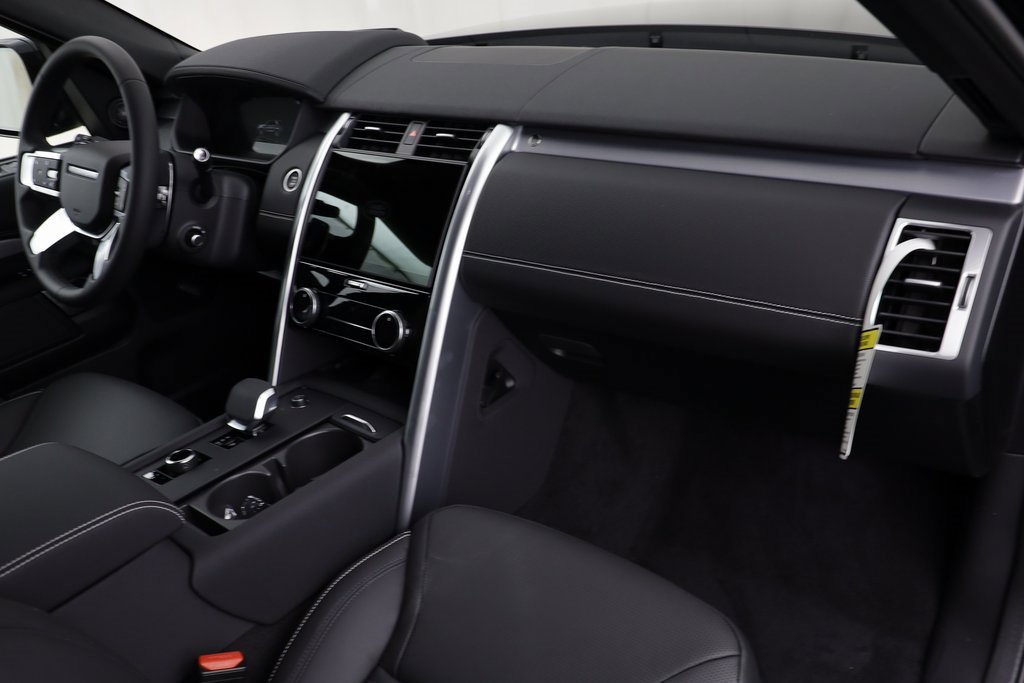 New 2025 Land Rover Discovery Dynamic SE image 19