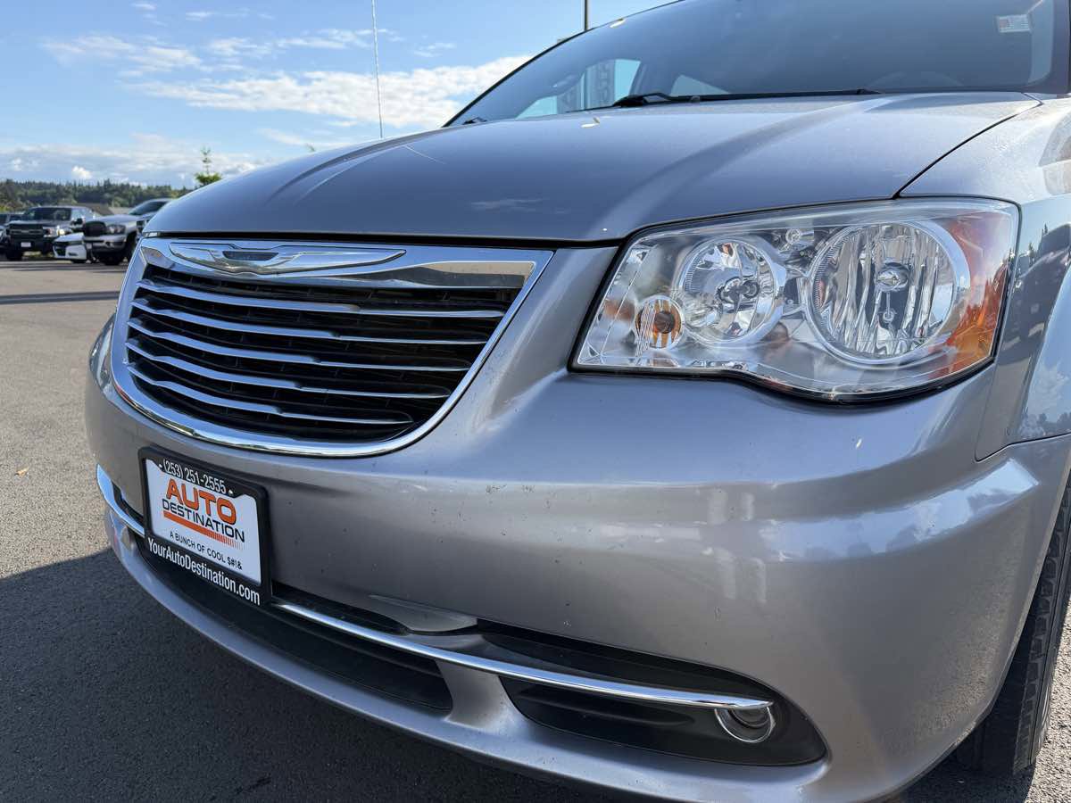Used 2014 Chrysler Town & Country Touring-L w/ Driver Convenience Group FWD image 12