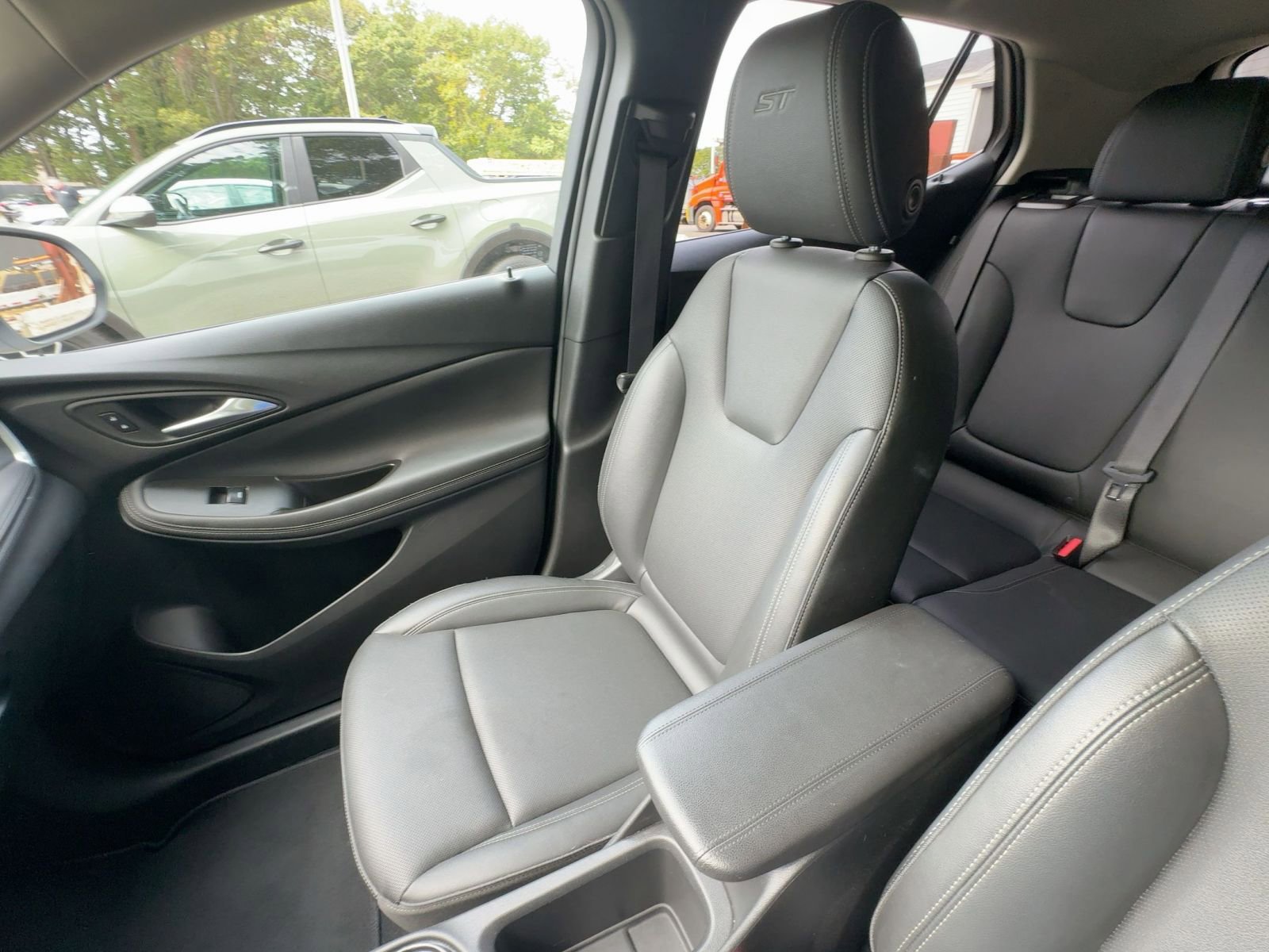 Used 2024 Buick Encore GX Sport Touring image 9