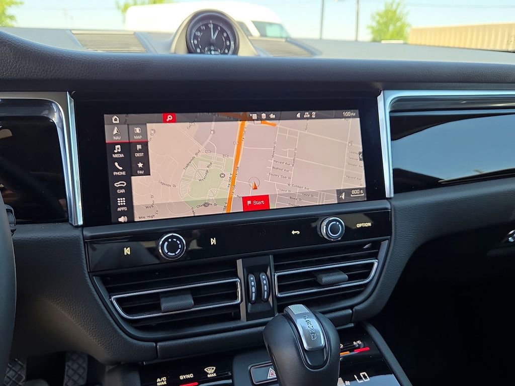 Used 2025 Porsche Macan AWD/4WD image 19