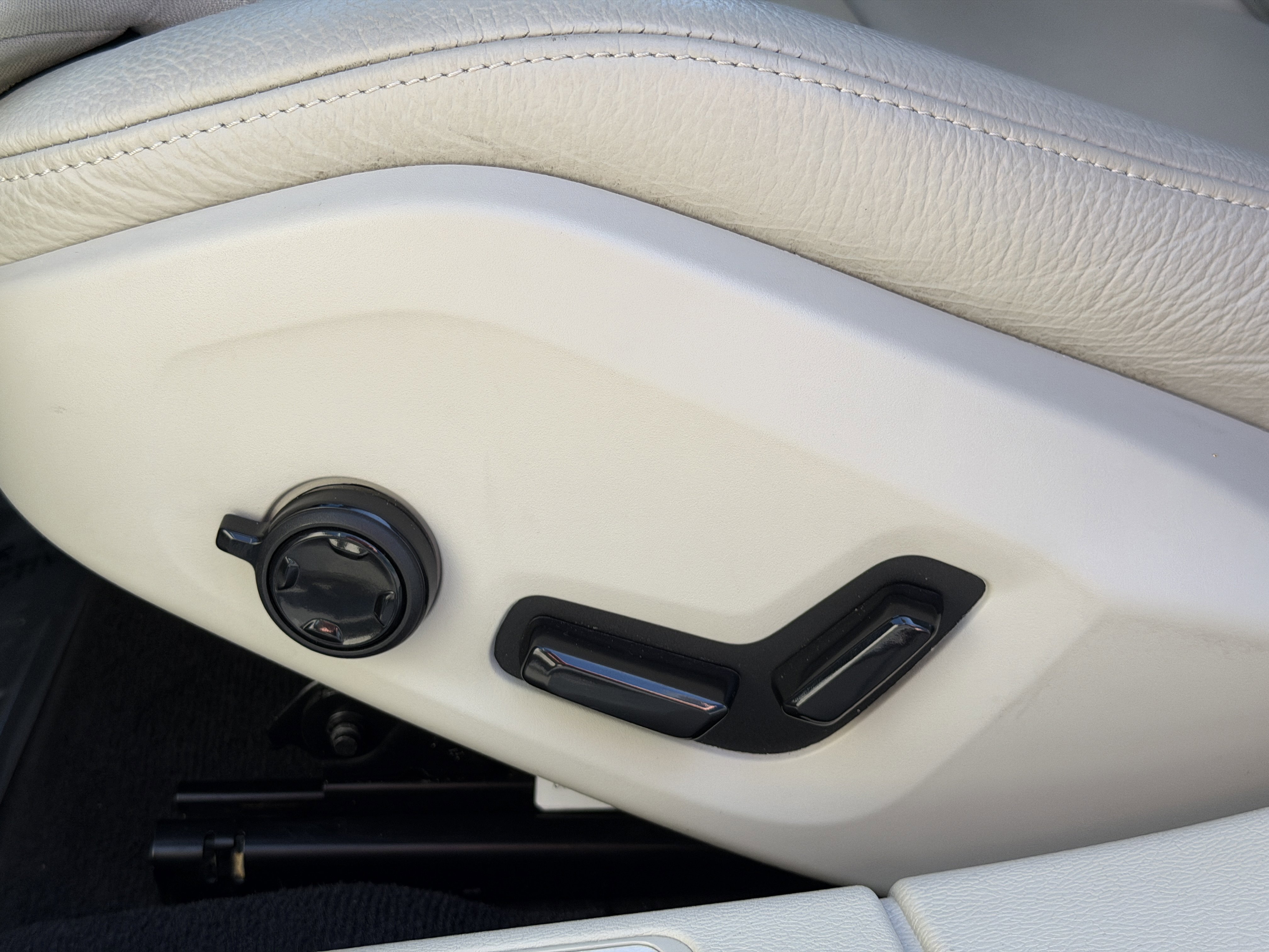 Certified 2023 Volvo S60 B5 Ultimate w/ Climate Package image 18