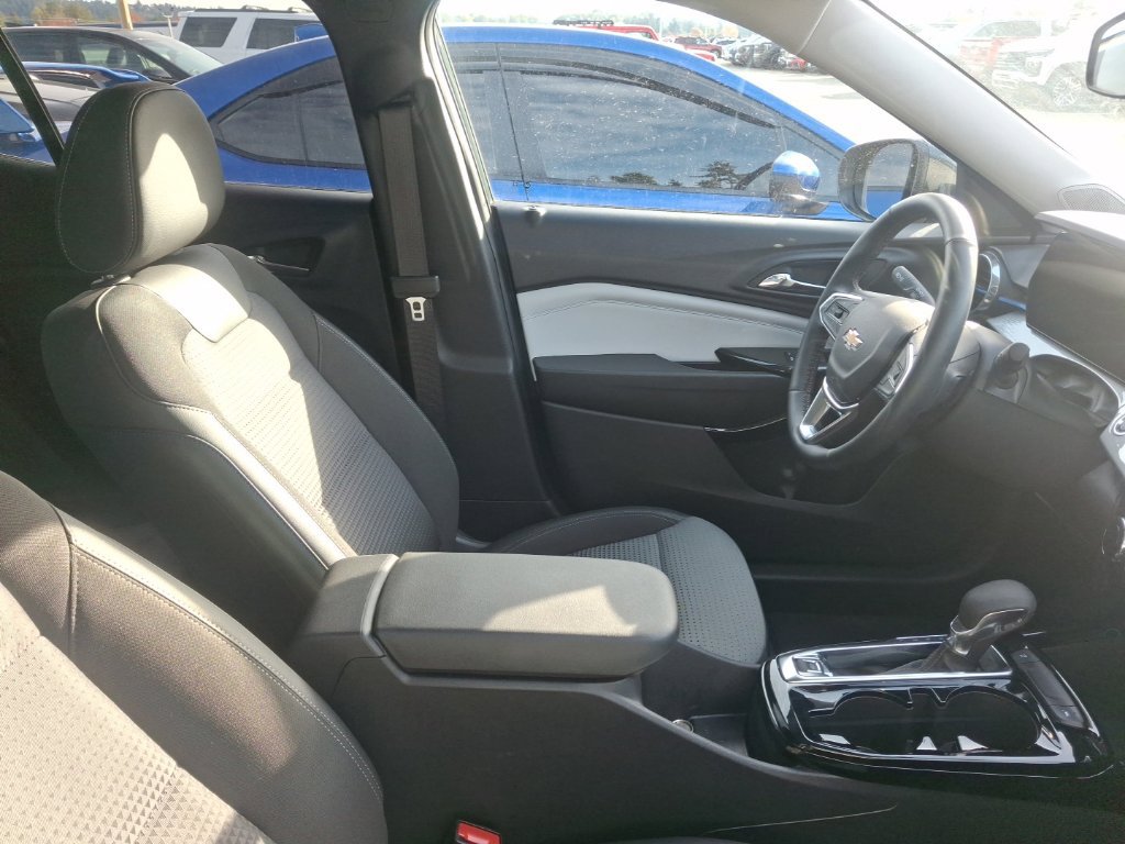 Used 2025 Chevrolet Trax LT w/ Driver Confidence Package FWD image 11