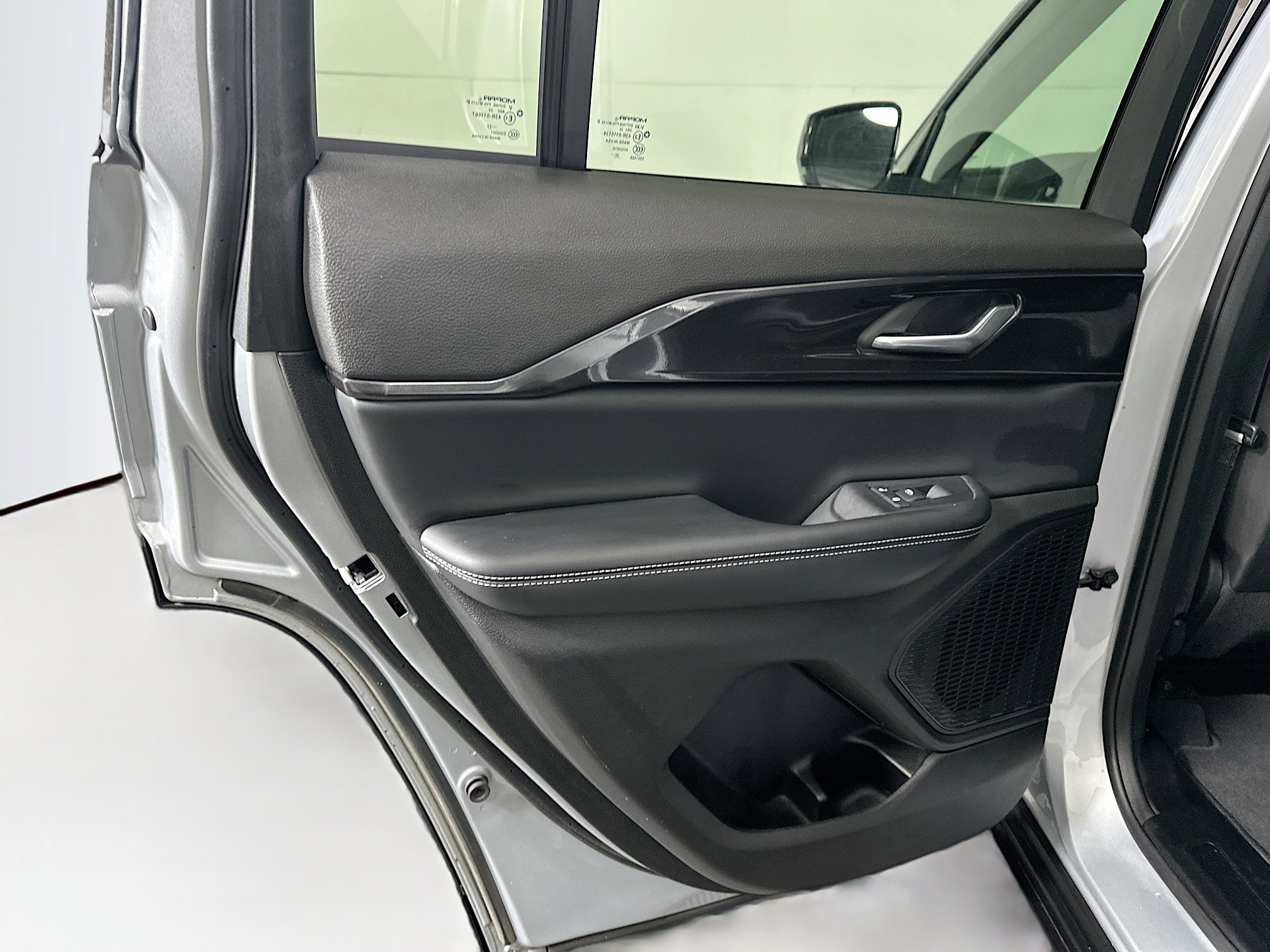 Used 2023 Jeep Grand Cherokee Altitude image 28