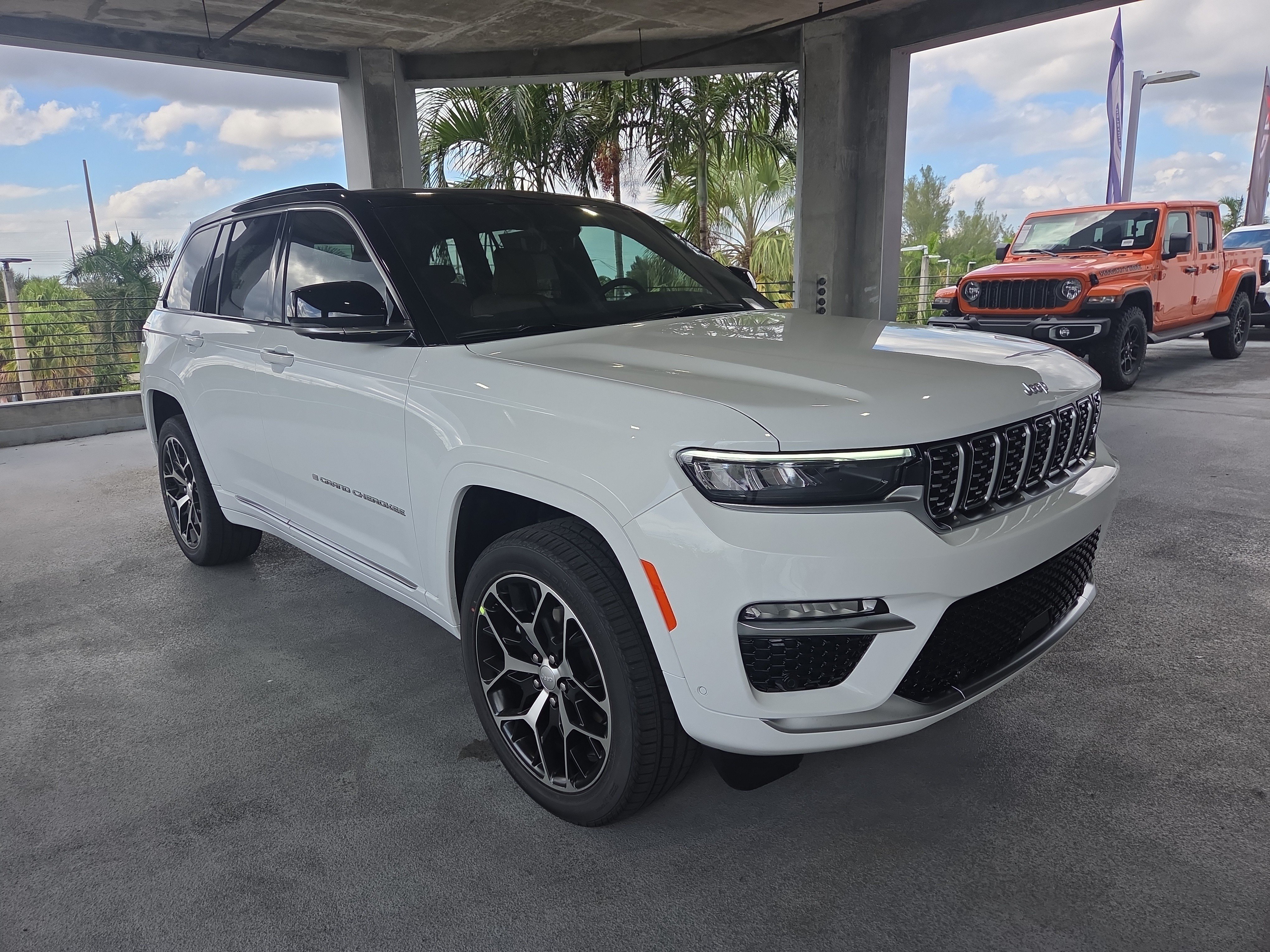 New 2025 Jeep Grand Cherokee Summit AWD/4WD image 2