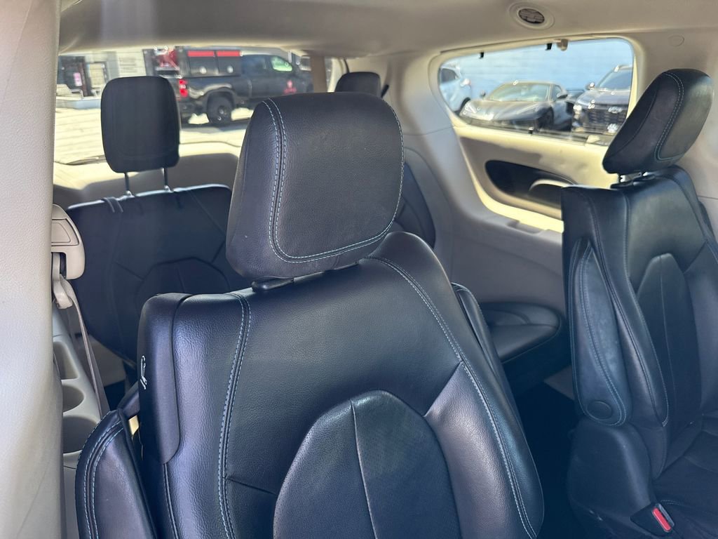 Used 2021 Chrysler Pacifica Touring-L image 15
