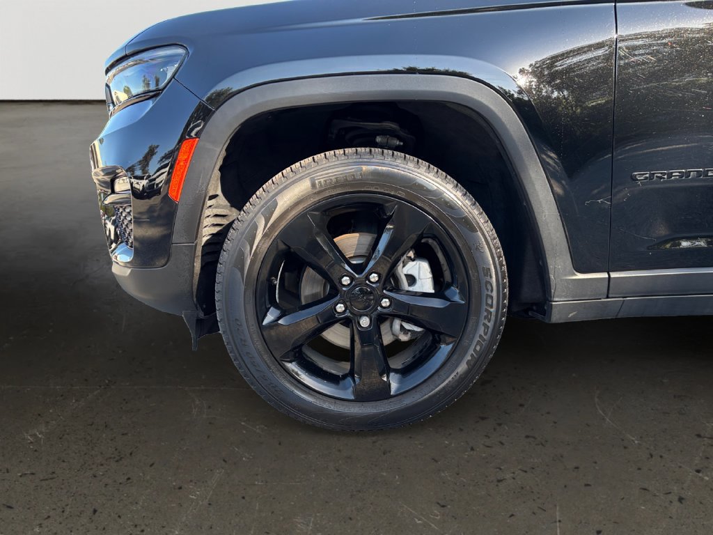 Certified 2024 Jeep Grand Cherokee Limited w/ Black Appearance Package AWD/4WD image 10