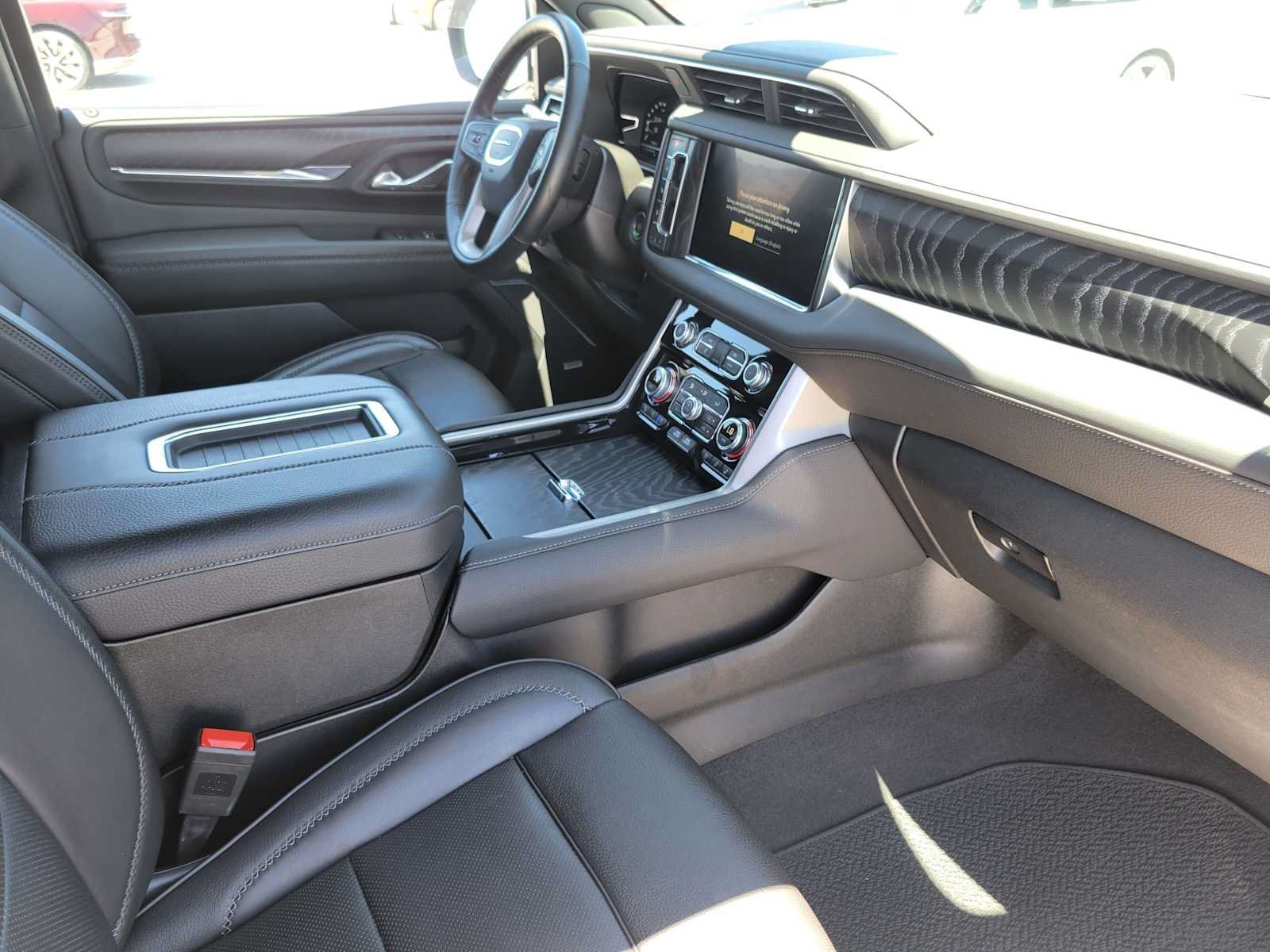 Used 2024 GMC Yukon XL Denali AWD/4WD image 11