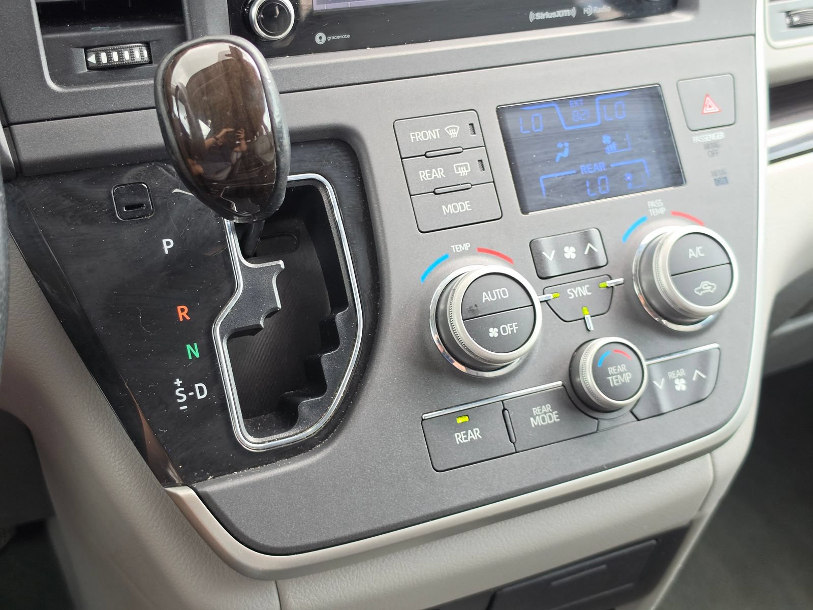 Used 2020 Toyota Sienna XLE Premium FWD image 29