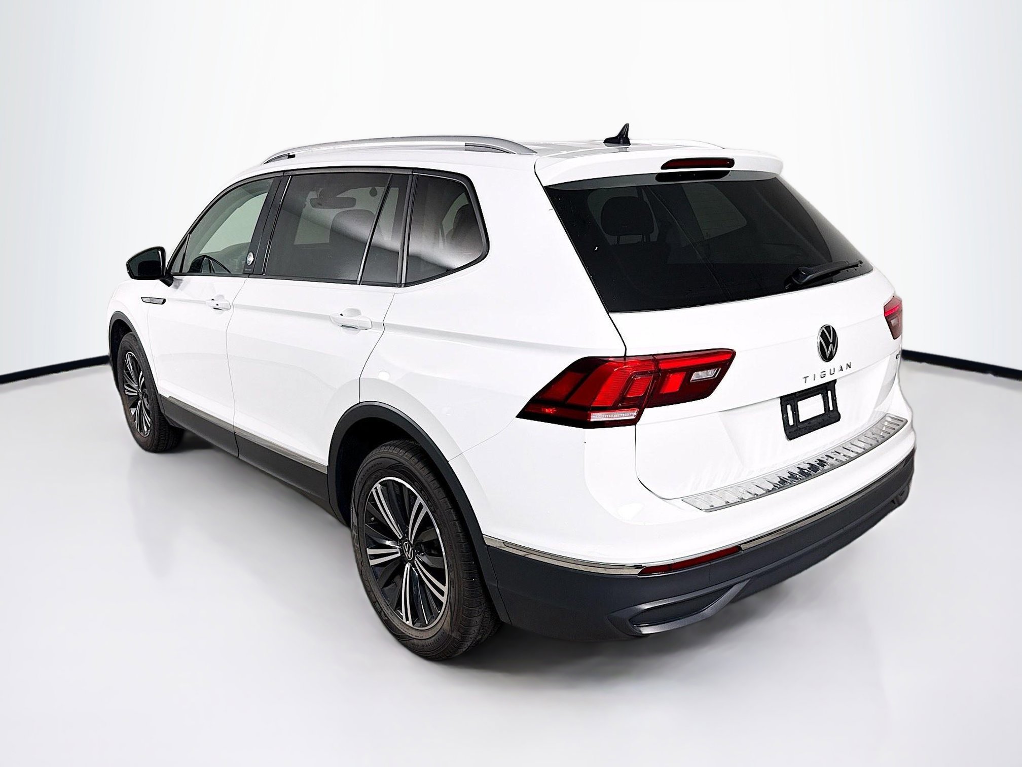 Used 2024 Volkswagen Tiguan Wolfsburg Edition AWD/4WD image 29