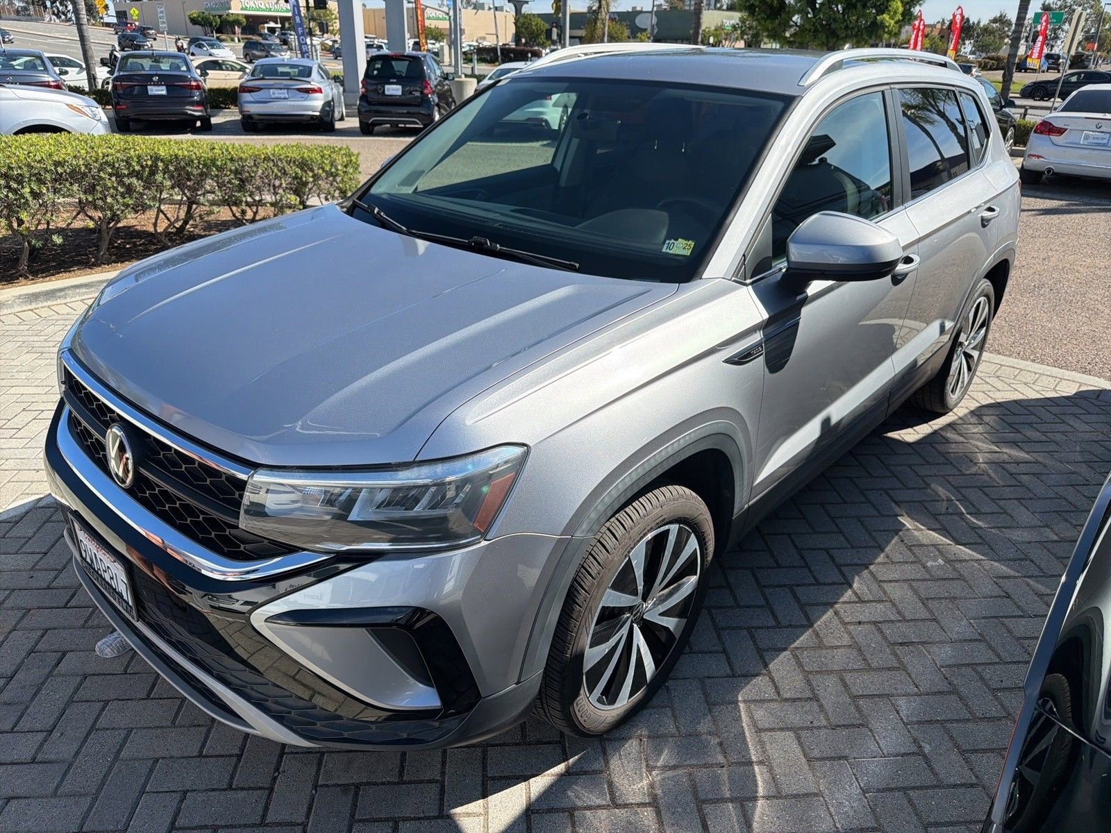 Used 2022 Volkswagen Taos SE image 2