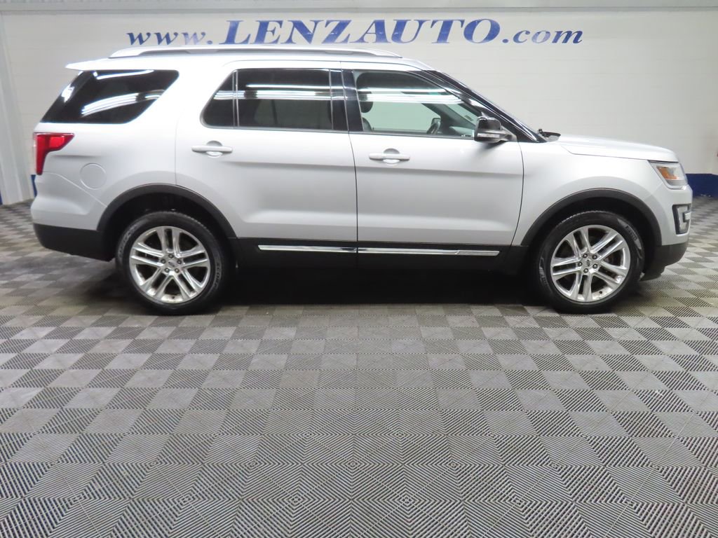 Used 2016 Ford Explorer XLT w/ Equipment Group 202A AWD/4WD image 2