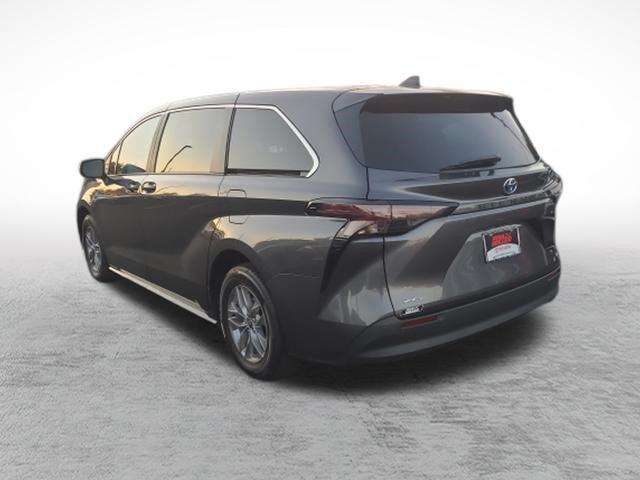 Certified 2025 Toyota Sienna LE FWD image 5