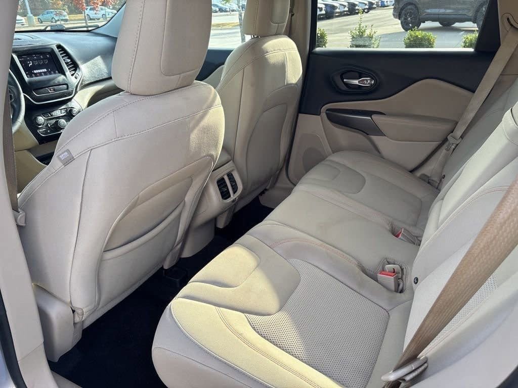 Used 2019 Jeep Cherokee Latitude w/ Popular Appearance Group image 11