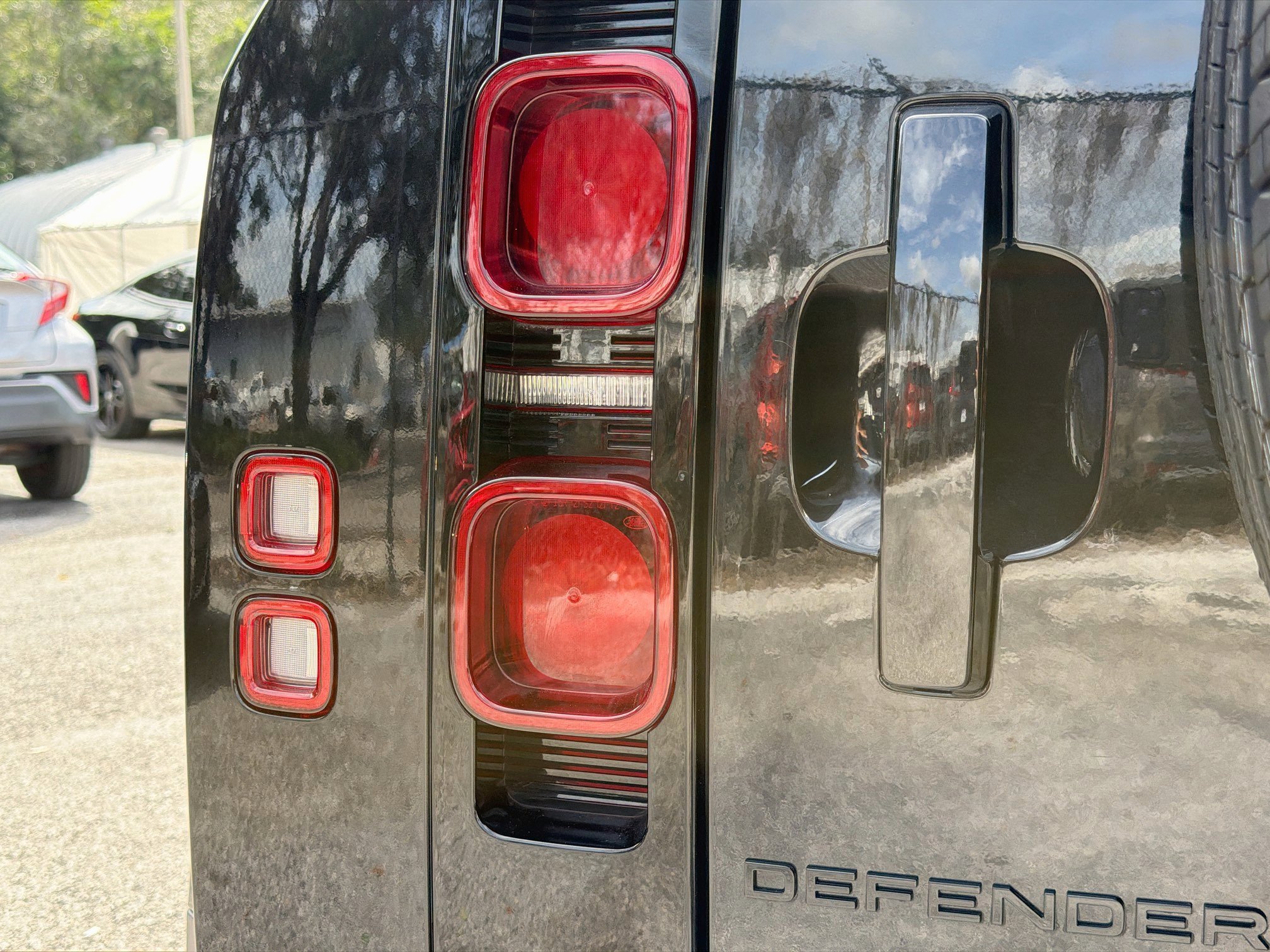 Used 2025 Land Rover Defender 110 S AWD/4WD image 10