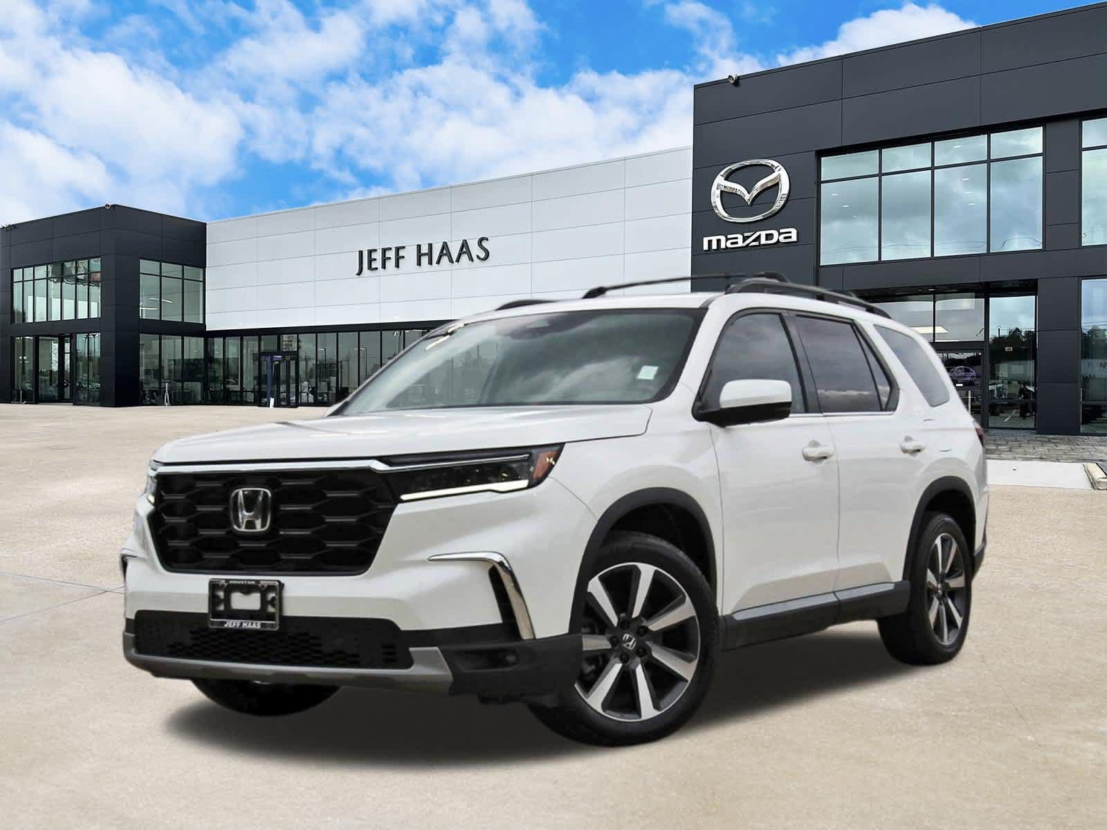 Used 2025 Honda Pilot Touring image 1