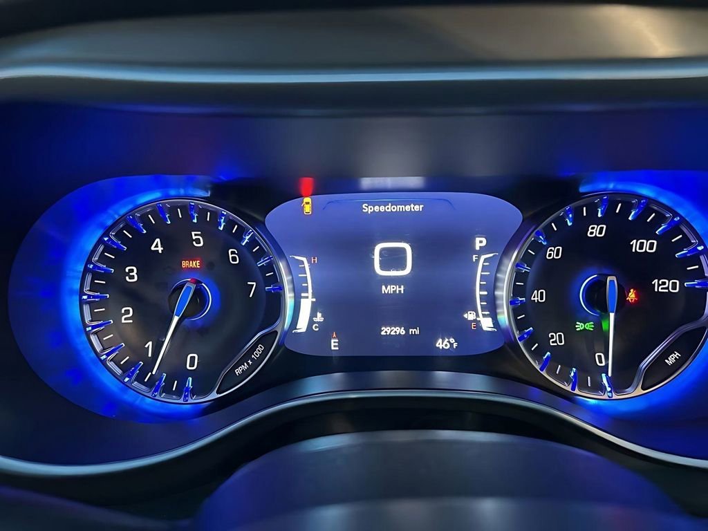 Used 2025 Chrysler Pacifica Select image 15