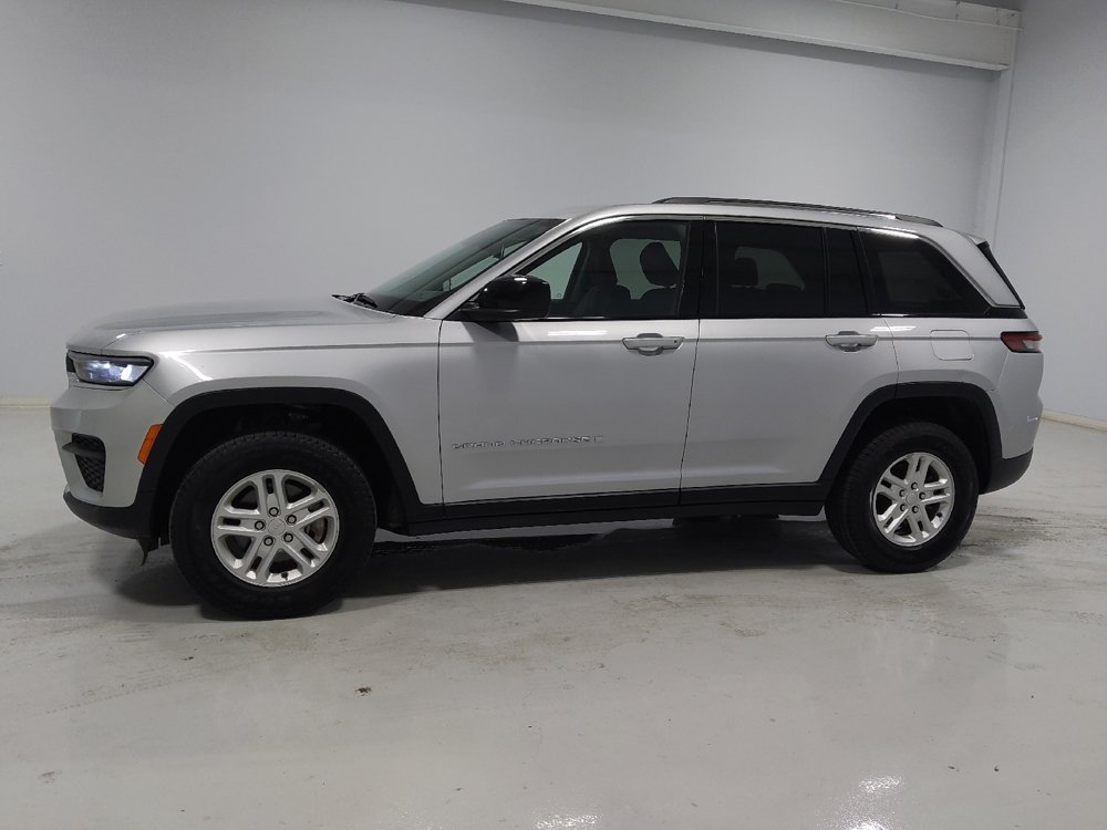 Used 2023 Jeep Grand Cherokee Laredo w/ Luxury Tech Group I AWD/4WD image 2