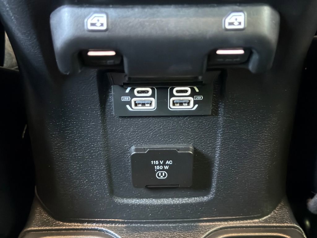 Used 2025 Jeep Wrangler Unlimited Sahara AWD/4WD image 31