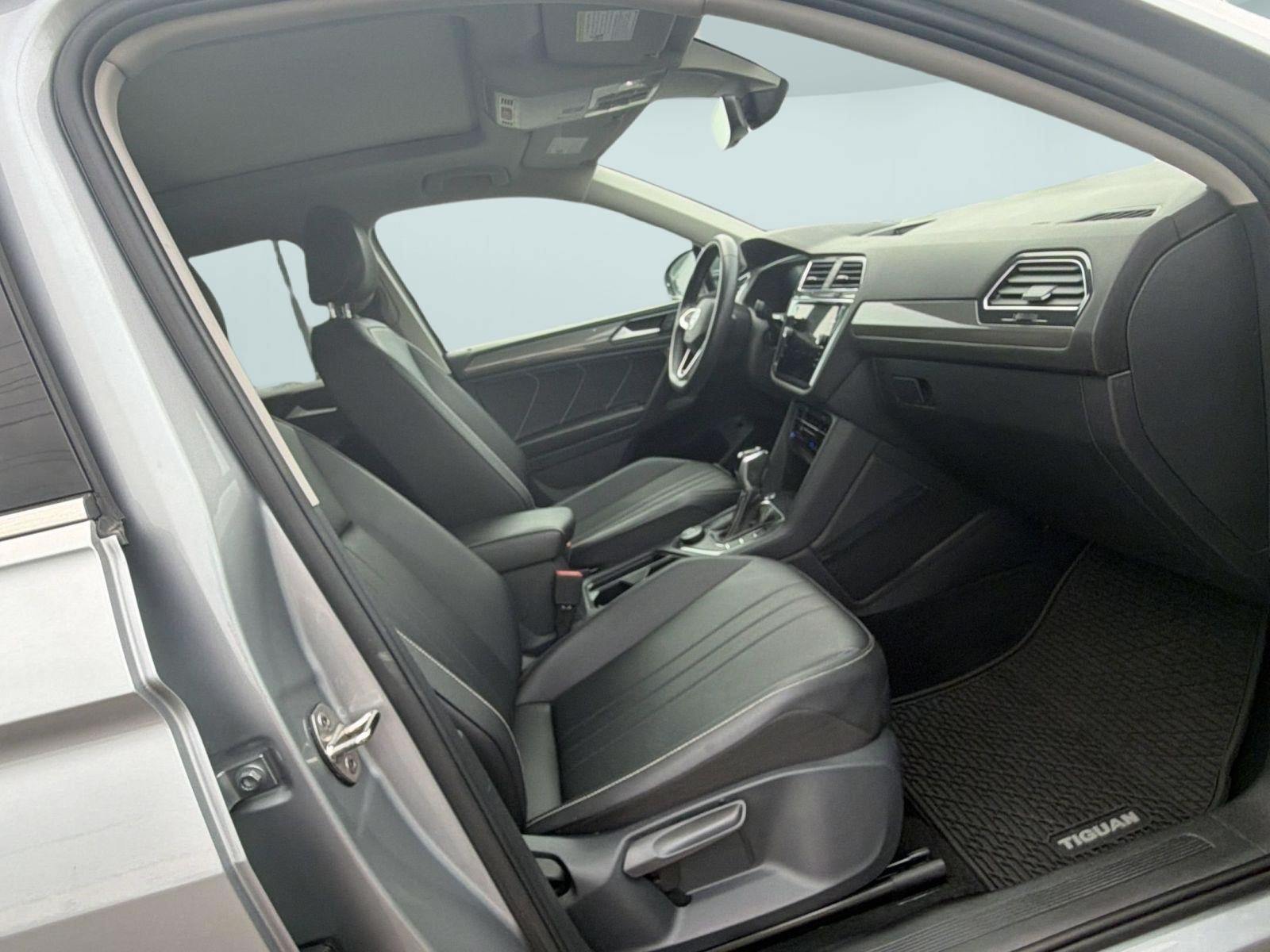 Used 2022 Volkswagen Tiguan SE w/ Panoramic Sunroof Package AWD/4WD image 21