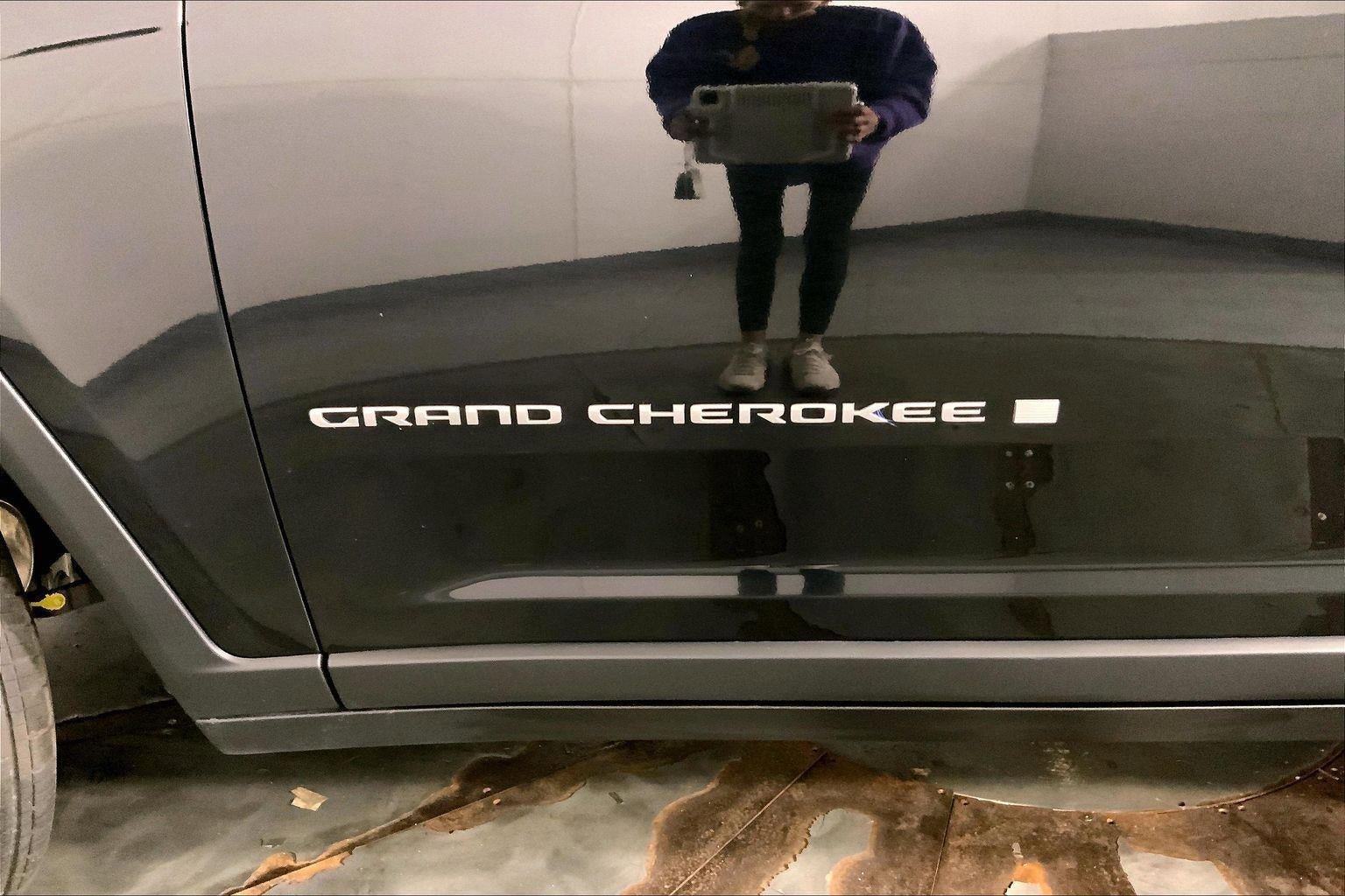 Used 2025 Jeep Grand Cherokee Limited AWD/4WD image 8