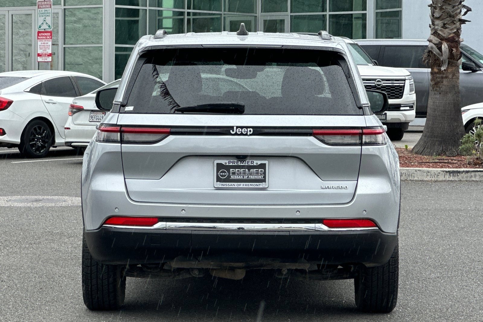 Used 2024 Jeep Grand Cherokee Laredo RWD image 5