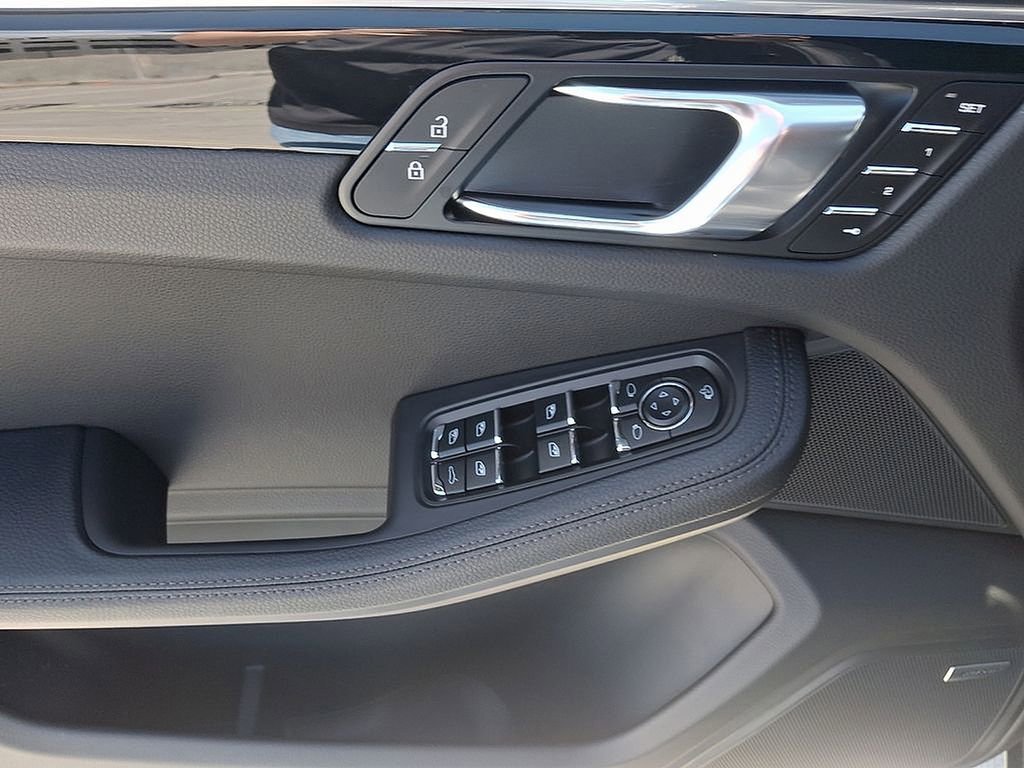 Certified 2025 Porsche Macan image 14
