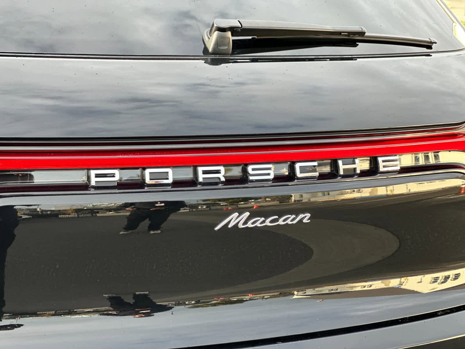 Certified 2025 Porsche Macan AWD/4WD image 31