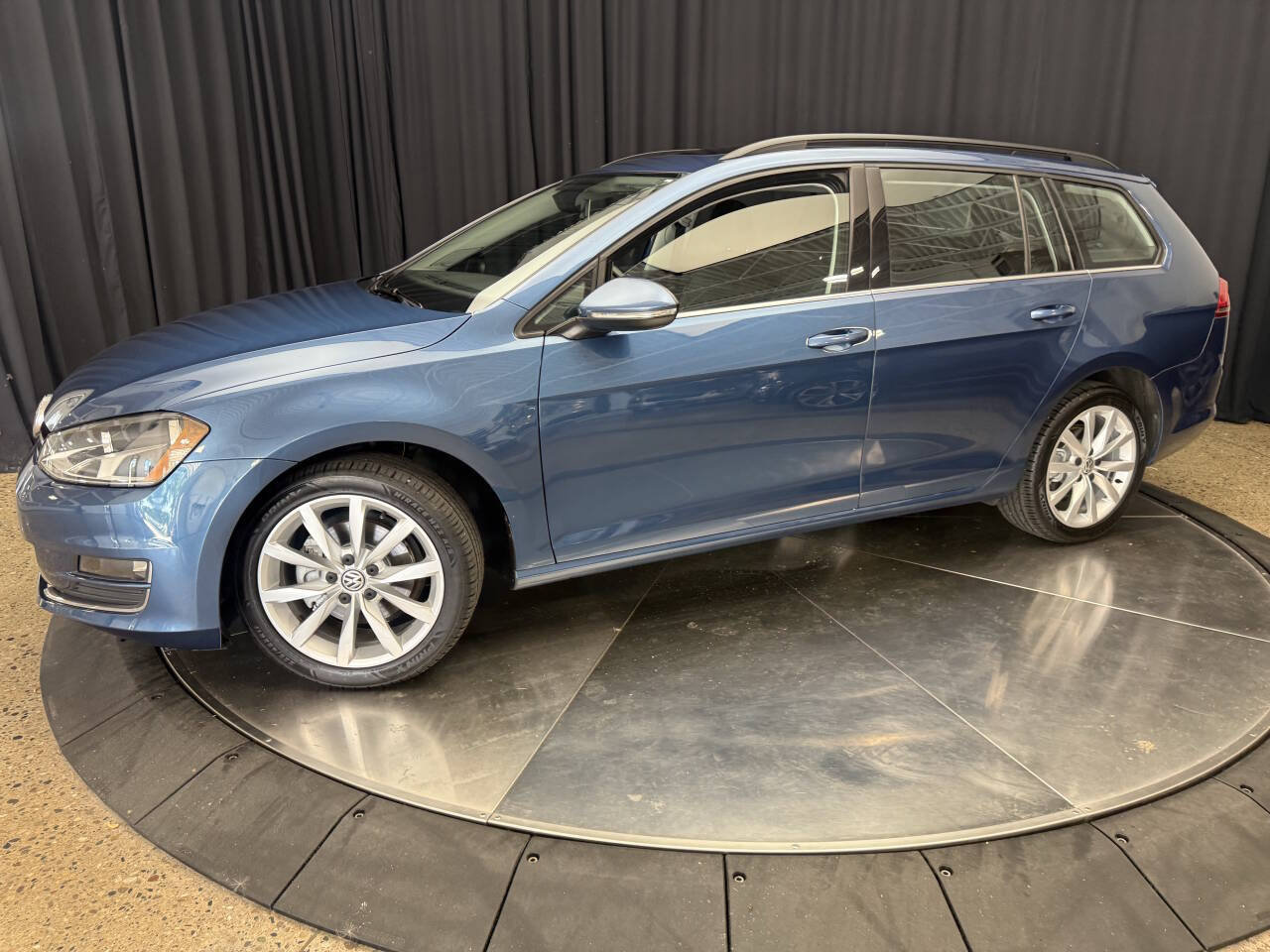 Used 2017 Volkswagen Golf SEL FWD image 4