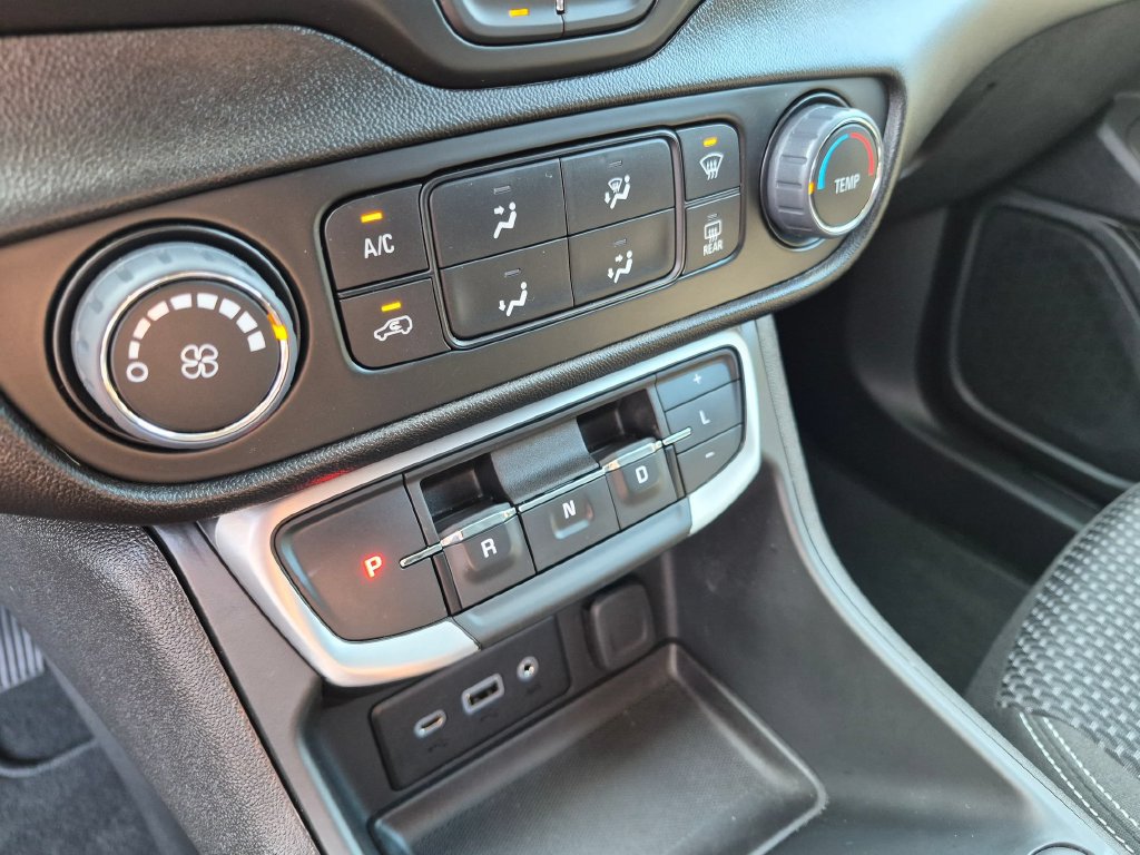 Used 2024 GMC Terrain SLE w/ Elevation Edition FWD image 18
