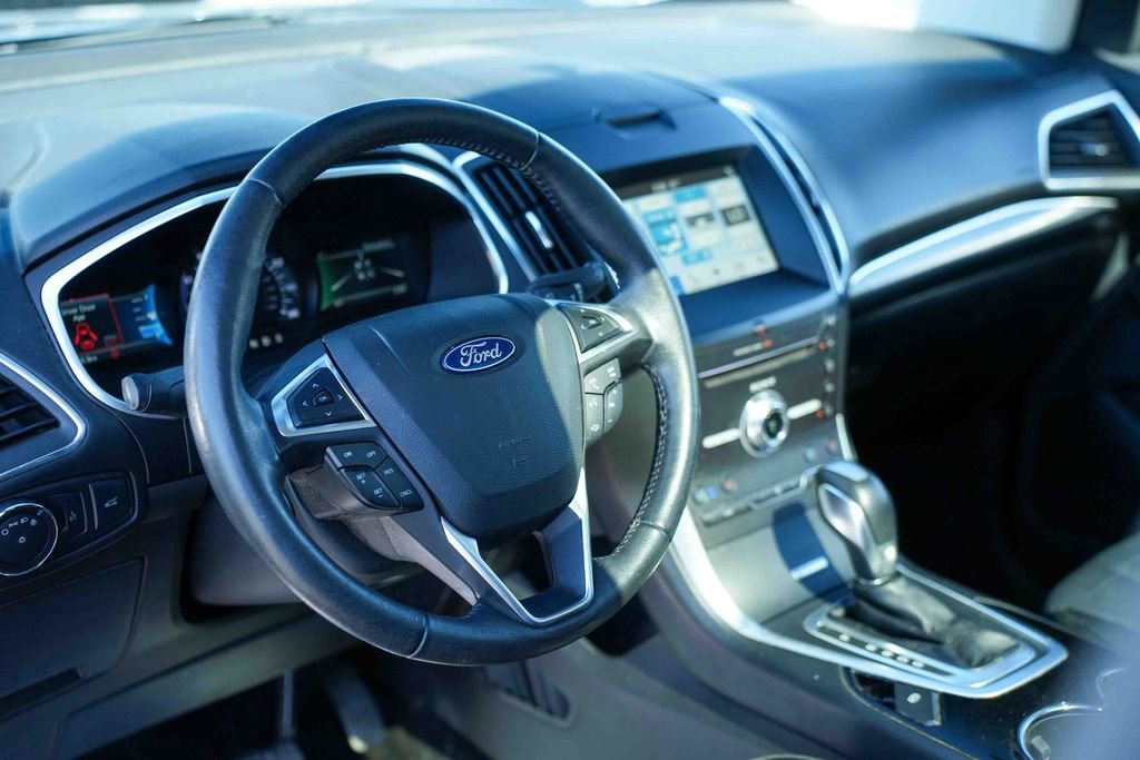 Used 2018 Ford Edge Titanium w/ Equipment Group 301A AWD/4WD image 18