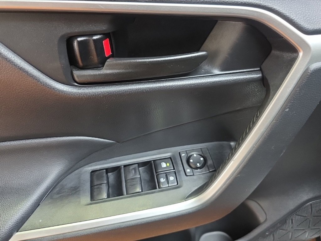 Used 2021 Toyota RAV4 LE image 23