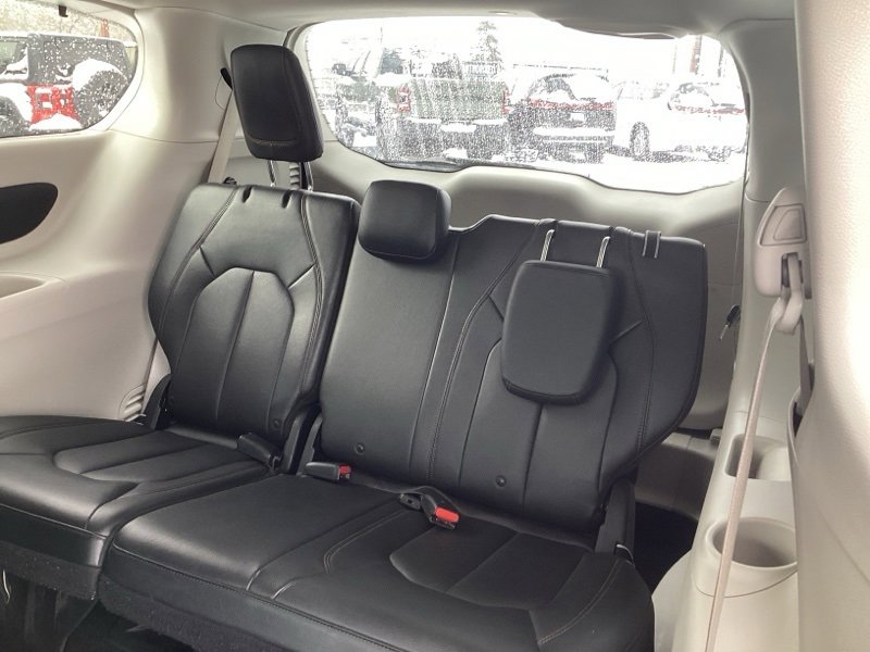 Used 2017 Chrysler Pacifica Touring-L image 11